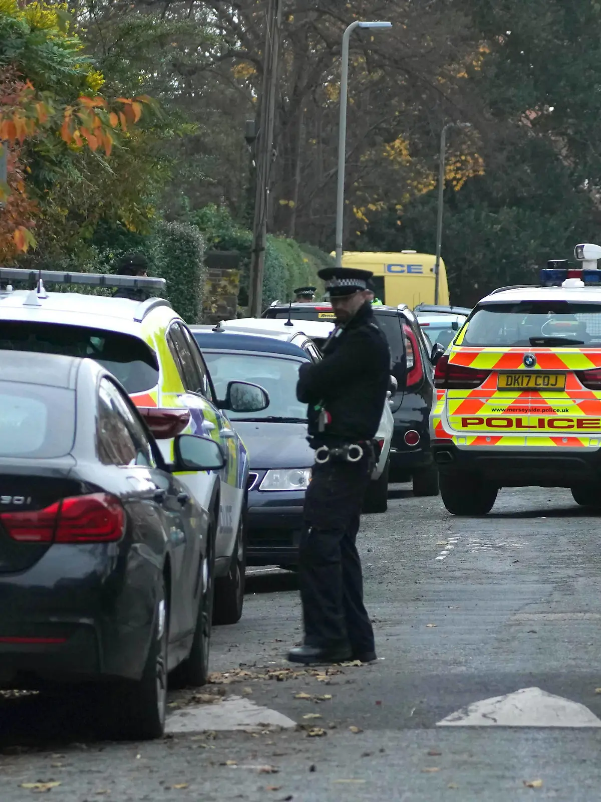 November 14, 2021, Liverpool, UK: Armed police at an address in Liverpool after an explosion at Liverpool Womens Hospital killed one person and injured another. Picture date: Sunday November 14, 2021. Liverpool UK PUBLICATIONxINxGERxSUIxAUTxONLY - ZUMAp134 20211114_zba_p134_448 Copyright: xPeterxByrnex 