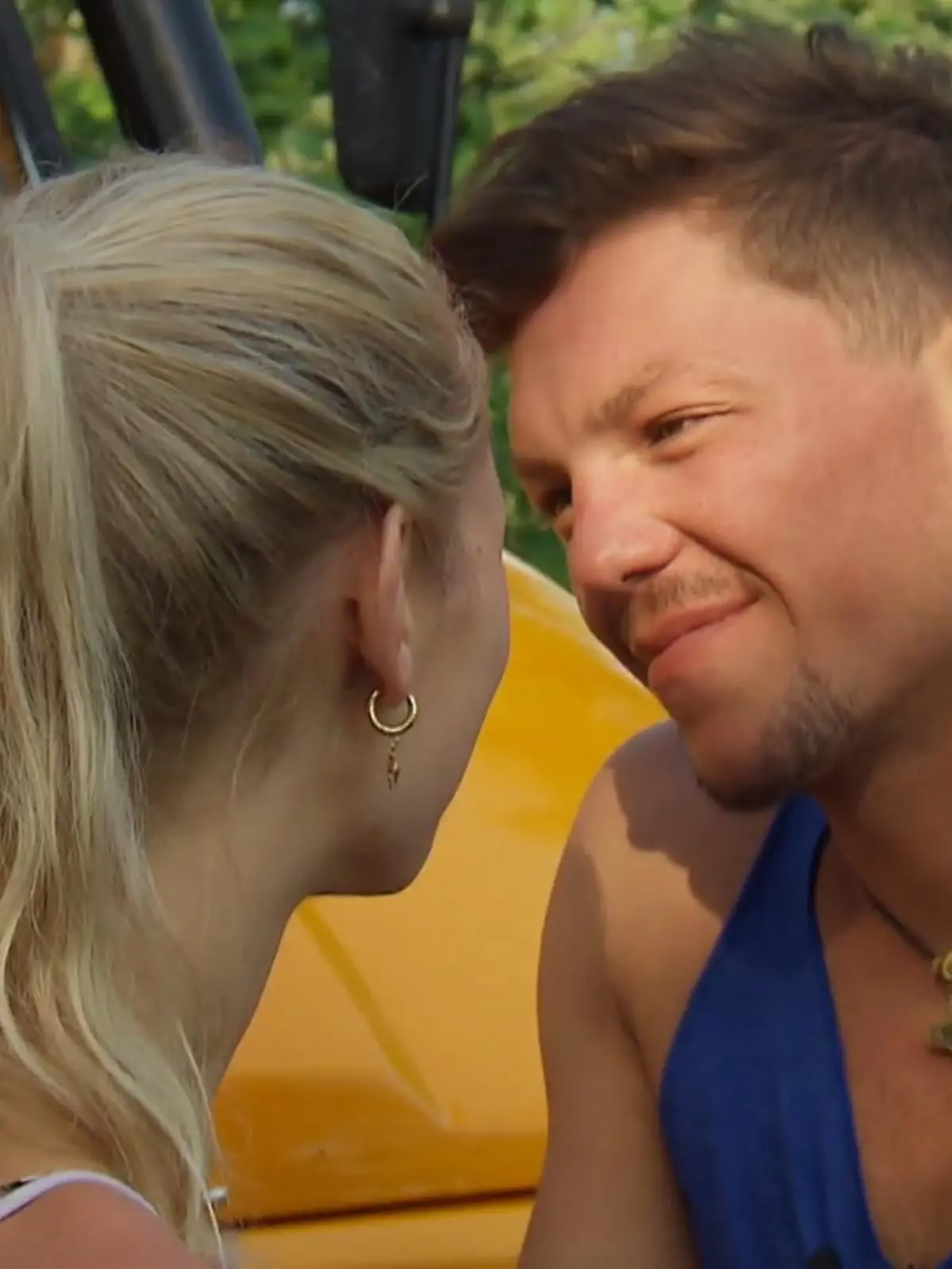 Bild zu: "Jungbauer Peter küsst seine Kerstin endlich!"