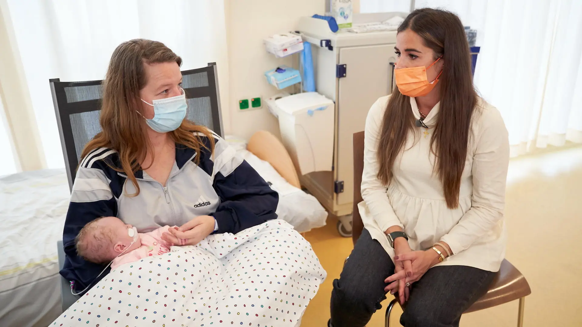 Projektpatin Sarah Engels besucht eine Mutter mit ihrem herzkranken Kind.
Achtung: Bei Veröffentlichung müssen "RTL-Spendenmarathon", bzw. "Stiftung RTL - Wir helfen Kindern" erwähnt werden!! Die Verwendung des sendungsbezogenen Materials ist nur mit dem Hinweis und Verlinkung auf TVNOW gestattet.