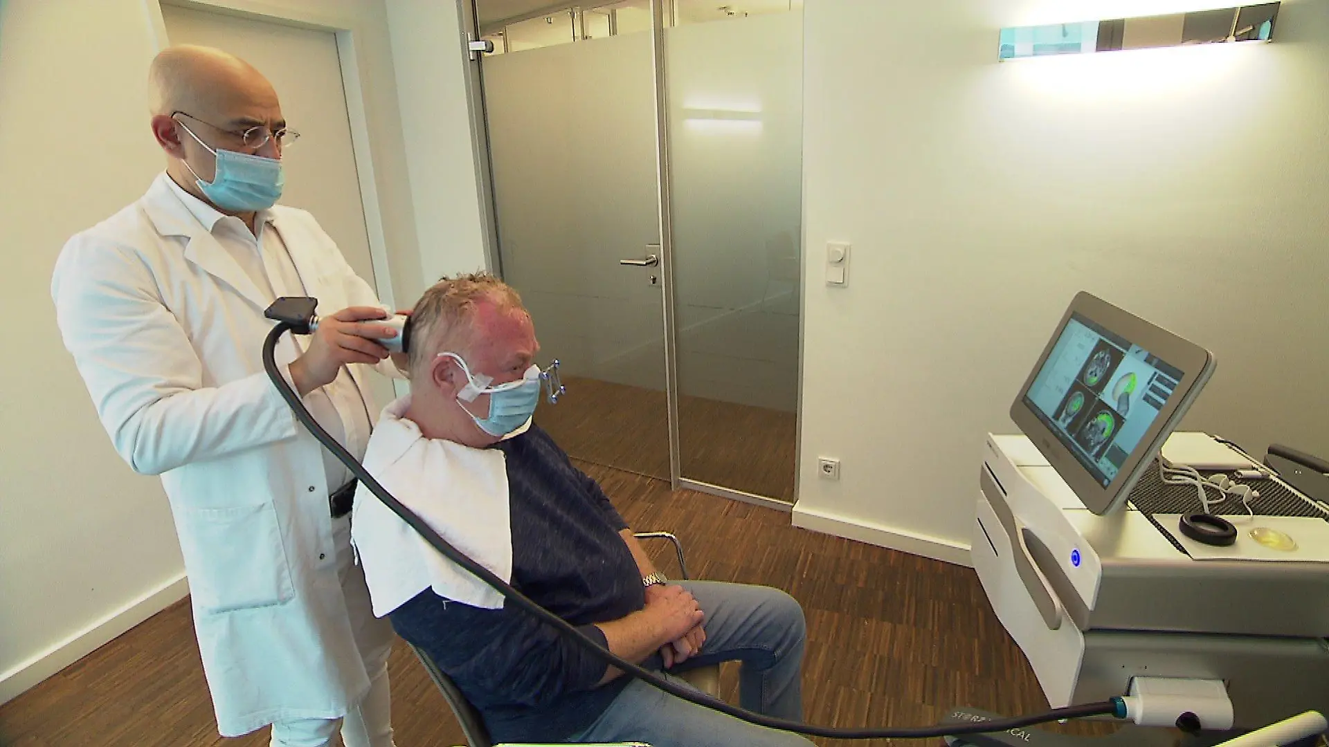 Jochen Vieregge während einer TPS Behandlung