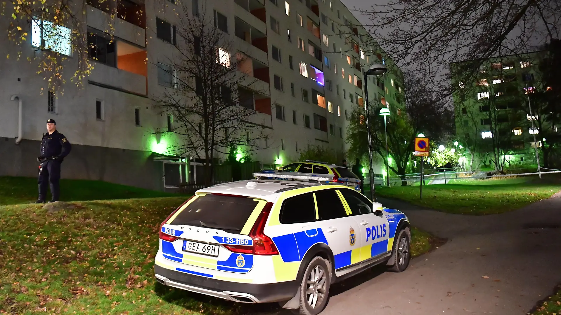 One children is dead and one is critically injured after a suspected violent crime in Hässelby in northwest Stockholm 14 November. The police suspect the childred were stabbed and fell from a heigt from an apertment hoiuse. Photo Jonas Ekströmer / TT code 10030 Stockholm Sverige x10030x *** One children is dead and one is critically injured after a suspected violent crime in Hässelby in northwest Stockholm 14 November The police suspect the childred were stabbed and fell from a heigt from an apertment hoiuse Photo Jonas Ekströmer TT code 10030 Stockholm Sverige x10030x, PUBLICATIONxNOTxINxDENxNORxSWExFIN Copyright: xJonasxEkströmer/TTx HASSELBY MURDER