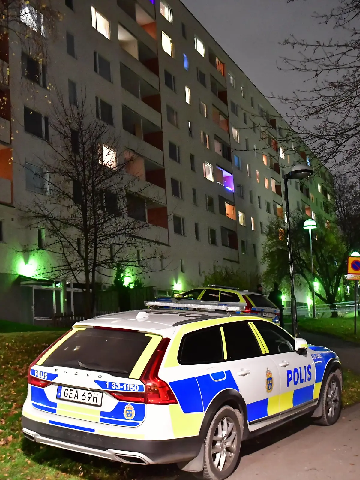  One children is dead and one is critically injured after a suspected violent crime in Hässelby in northwest Stockholm 14 November. The police suspect the childred were stabbed and fell from a heigt from an apertment hoiuse. Photo Jonas Ekströmer / TT code 10030 Stockholm Sverige x10030x *** One children is dead and one is critically injured after a suspected violent crime in Hässelby in northwest Stockholm 14 November The police suspect the childred were stabbed and fell from a heigt from an apertment hoiuse Photo Jonas Ekströmer TT code 10030 Stockholm Sverige x10030x, PUBLICATIONxNOTxINxDENxNORxSWExFIN Copyright: xJonasxEkströmer/TTx HASSELBY MURDER
