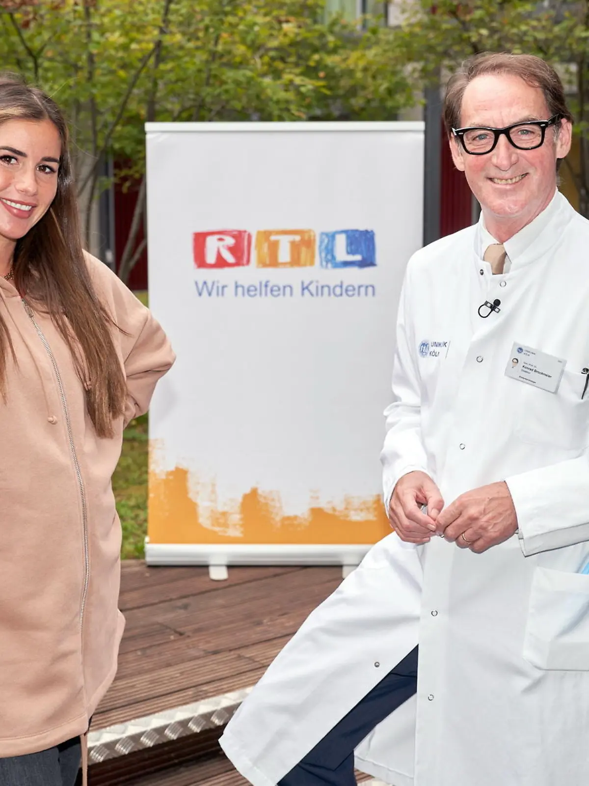 Projektpatin Sarah Engels mit Prof. Brockmeier.

Achtung: Bei Veröffentlichung müssen "RTL-Spendenmarathon", bzw. "Stiftung RTL - Wir helfen Kindern" erwähnt werden!!  Die Verwendung des sendungsbezogenen Materials ist nur mit dem Hinweis und Verlinkung auf TVNOW gestattet.