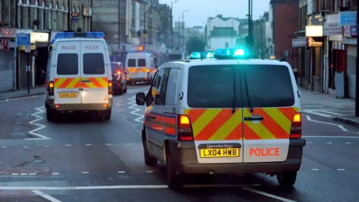 Police vans drive through London on route to a series of dawn raids as part of Operation Mista. Picture date: Thursday March 27, 2008. Approximately 1100 officers are targeting 40 addresses in London involving a money laundering, stolen goods, drugs and fake document racket. Foto: Anthony Devlin/PA Wire +++(c) dpa - Report+++