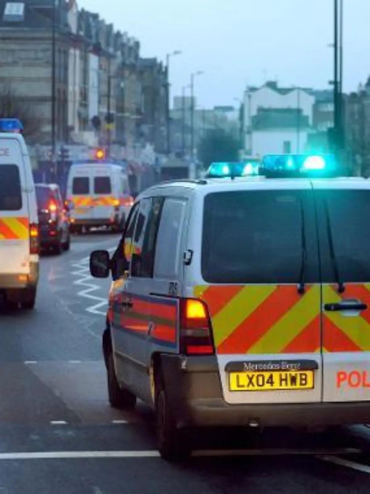 Police vans drive through London on route to a series of dawn raids as part of Operation Mista. Picture date: Thursday March 27, 2008. Approximately 1100 officers are targeting 40 addresses in London involving a money laundering, stolen goods, drugs and fake document racket. Foto: Anthony Devlin/PA Wire +++(c) dpa - Report+++