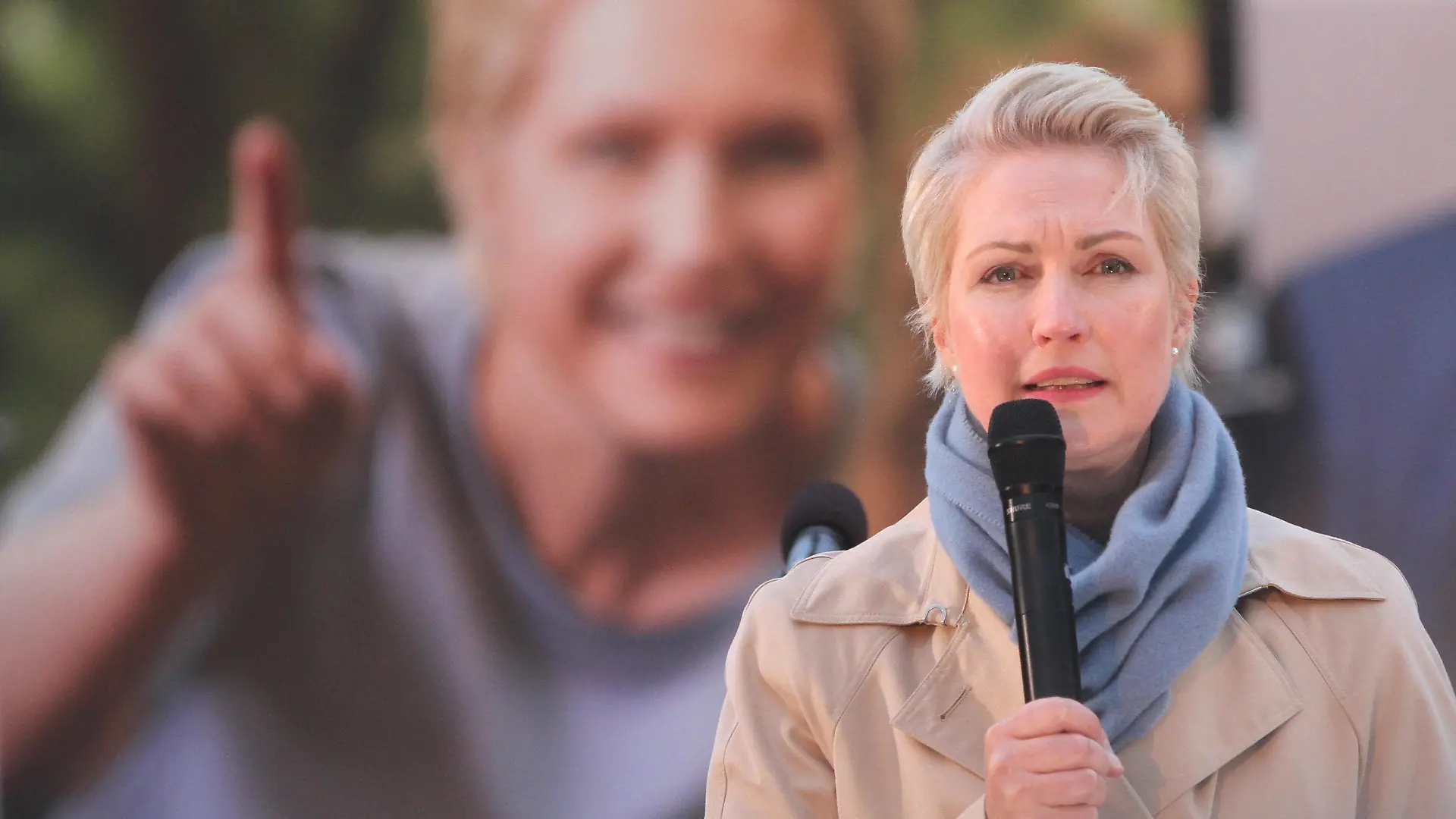  Blick am Freitag 24.09.2021 im Ostseebad Warnemünde auf den Endspurt im Wahlkampf zur MV-Wahl am 26. September mit der Ministerpräsidentin des Landes Mecklenburg Vorpommern Manuela Schwesig. Die SPD möchte aus den anstehenden Wahlen im Land und im Bund als stärkste Kraft hervorgehen. Momentan sieht es so aus, dass sie ihr Ziel erreichen kann. Dennoch wird bis zum Schluss um die Wählergunst geworben. *** View on Friday 24 09 2021 in the Baltic Sea resort Warnemünde on the final spurt in the election campaign for the MV election on 26 September with the Prime Minister of Mecklenburg Western Pomerania Manuela Schwesig The SPD would like to emerge from the upcoming elections in the state and the federal government as the strongest force