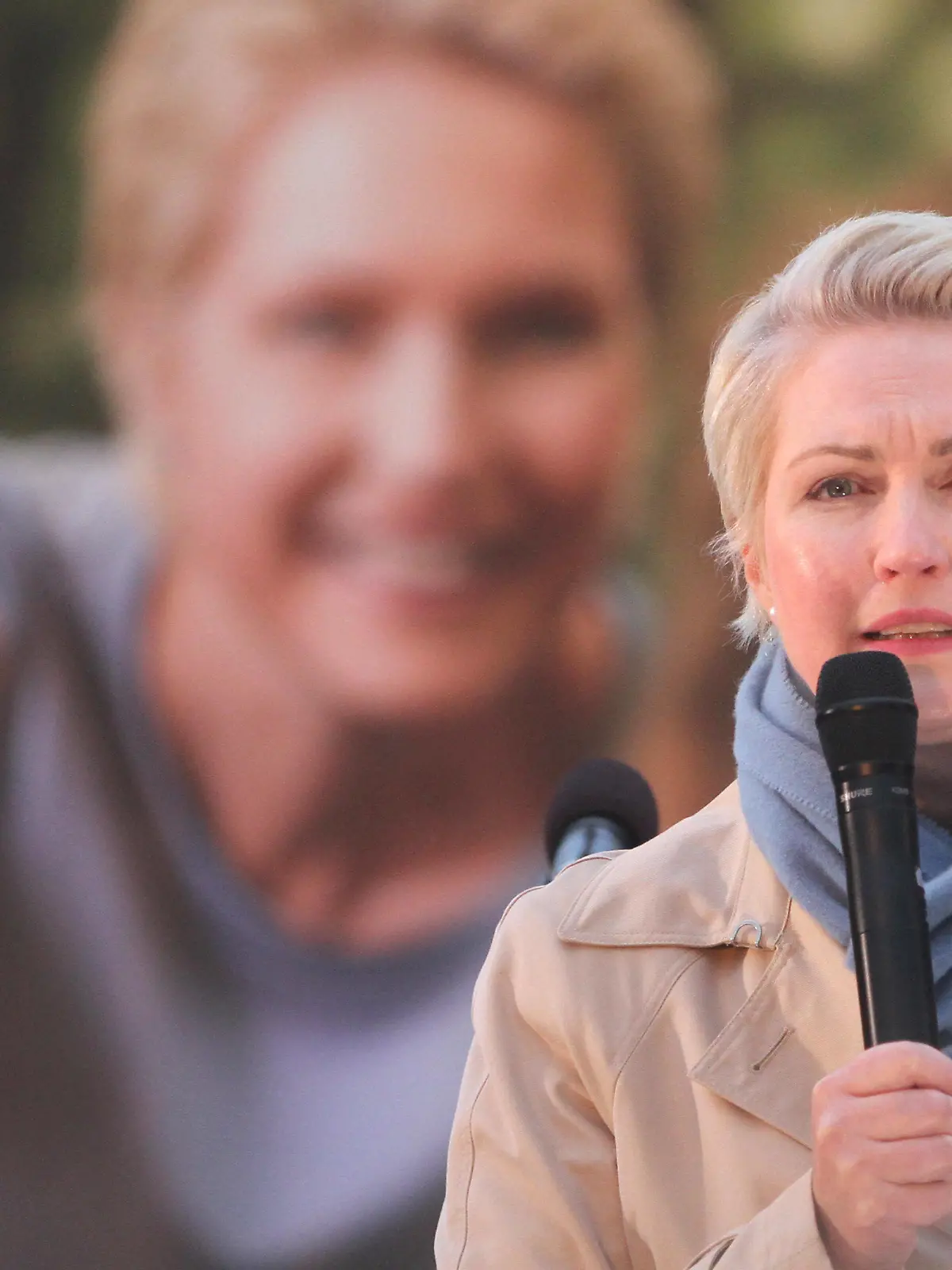  Blick am Freitag 24.09.2021 im Ostseebad Warnemünde auf den Endspurt im Wahlkampf zur MV-Wahl am 26. September mit der Ministerpräsidentin des Landes Mecklenburg Vorpommern Manuela Schwesig. Die SPD möchte aus den anstehenden Wahlen im Land und im Bund als stärkste Kraft hervorgehen. Momentan sieht es so aus, dass sie ihr Ziel erreichen kann. Dennoch wird bis zum Schluss um die Wählergunst geworben. *** View on Friday 24 09 2021 in the Baltic Sea resort Warnemünde on the final spurt in the election campaign for the MV election on 26 September with the Prime Minister of Mecklenburg Western Pomerania Manuela Schwesig The SPD would like to emerge from the upcoming elections in the state and the federal government as the strongest force