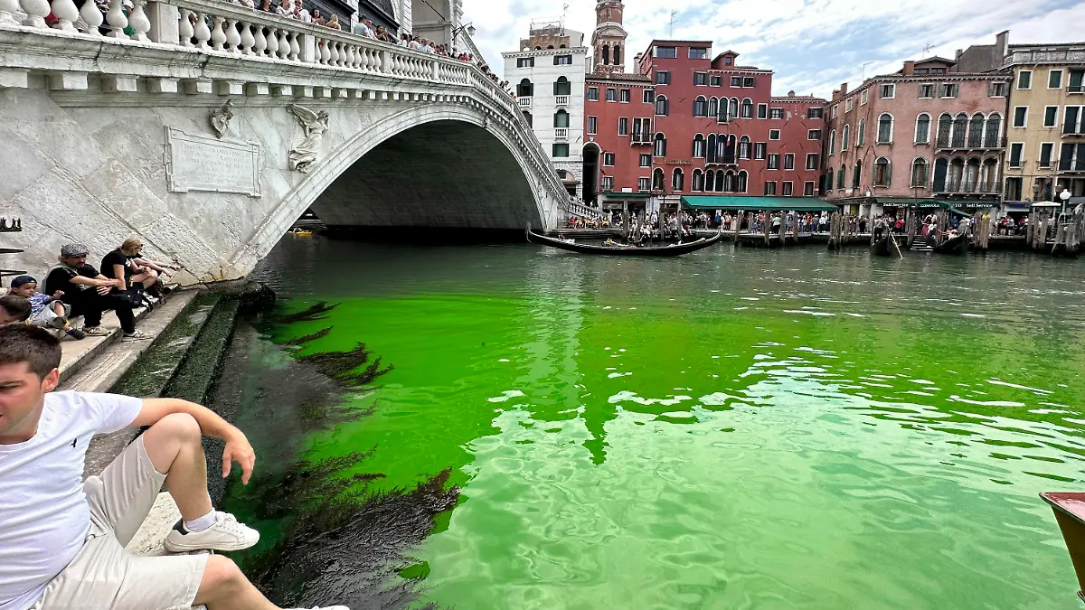 28.05.2023, Italien, Venedig: Eine grün schimmernde Flüssigkeit im berühmten Canale Grande von Venedig hat für Aufregung in der Lagunenstadt gesorgt. Die italienische Feuerwehr teilte mit, zusammen mit der Umweltschutzagentur Arpa Proben entnommen zu haben und diese zu untersuchen. Foto: Luigi Costantini/AP/dpa +++ dpa-Bildfunk +++