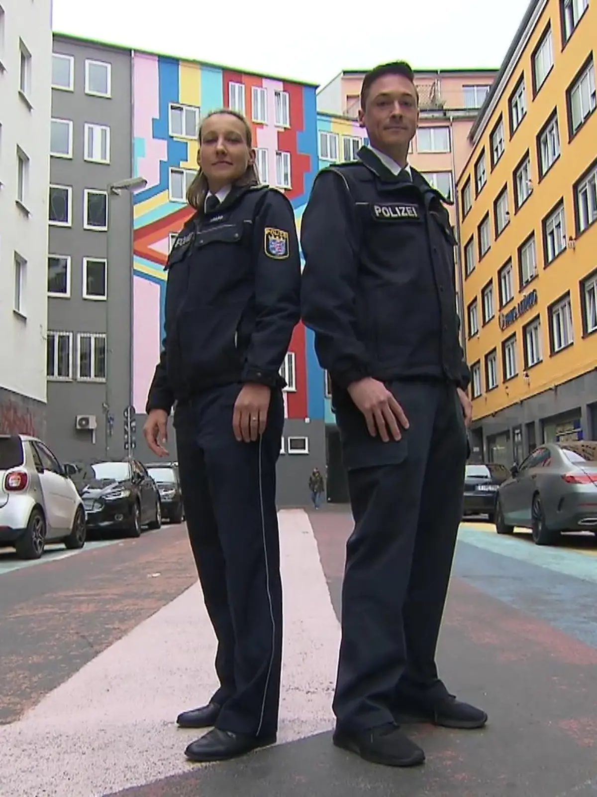 Die Straftaten gegen Schwule, Lesben und andere vermeintlich nicht der sexuellen Norm entsprechende Menschen nehmen leider zu – auch in Hessens größter Stadt. Frankfurt reagiert auf diese Situation mit zwei Spezialpolizisten: Felicia Krapp und Alexander Brandau sind Berater und Helfer für LSBTIQ (Lesben, Schwule, Bisexuelle, Transsexuelle, Intersexuelle und queere Menschen). Mehr zu ihrer Aufgabe in der Regenbogen-Community gibt’s im Video!