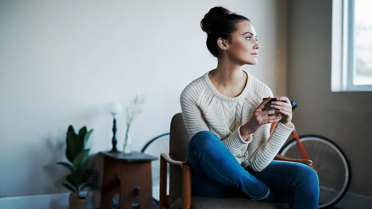 Shot of a young woman having coffee at homehttp://195.154.178.81/DATA/i_collage/pu/shoots/805862.jpg