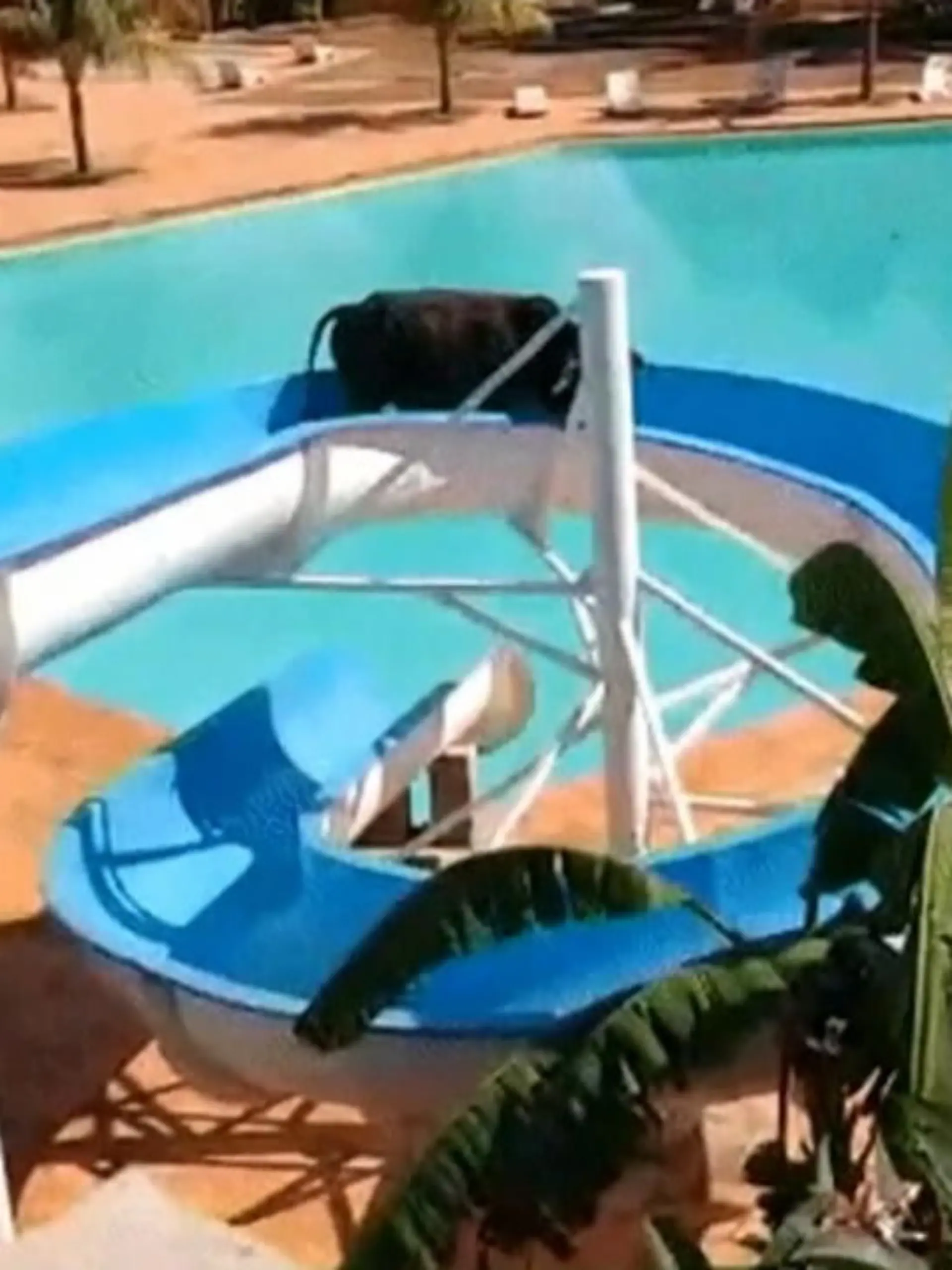 Wasserrutschen faszinieren Kinder und Erwachsene seit jeher – und vor Kurzem hat auch das erste Rind daran Gefallen gefunden! Dieses Video aus Sao Paulo in Brasilien zeigt das Tier völlig verwirrt auf der Rutsche – wie es wohl dort hingekommen ist?