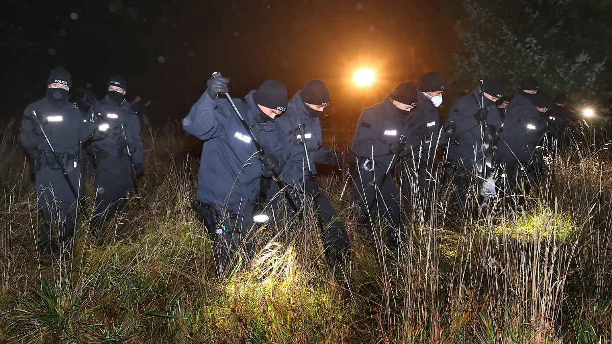 15.11.2021, Bayern, Memmingerberg: Polizisten durchsuchen ein Waldgebiet. Am Vormittag war in der Nähe eine 16-Jährige tot aufgefunden worden. Die Jugendliche sei an massiver äußerer Gewalteinwirkung gestorben, teilten Polizei und Staatsanwaltschaft mit. Ein 25-Jähriger und eine 15-Jährige wurden als tatverdächtig festgenommen. Foto: Karl-Josef Hildenbrand/dpa +++ dpa-Bildfunk +++
