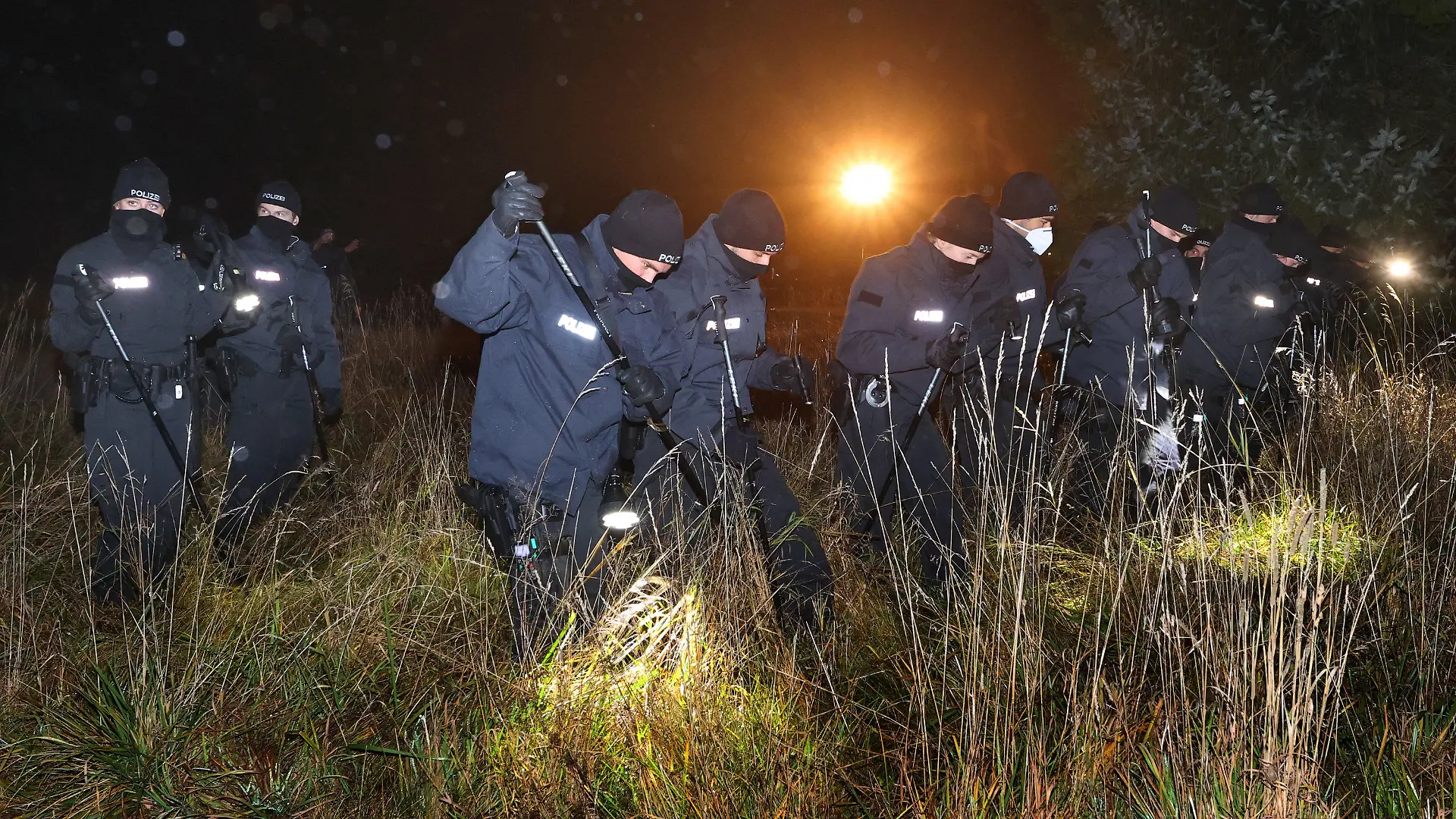 15.11.2021, Bayern, Memmingerberg: Polizisten durchsuchen ein Waldgebiet. Am Vormittag war in der Nähe eine 16-Jährige tot aufgefunden worden. Die Jugendliche sei an massiver äußerer Gewalteinwirkung gestorben, teilten Polizei und Staatsanwaltschaft mit. Ein 25-Jähriger und eine 15-Jährige wurden als tatverdächtig festgenommen. Foto: Karl-Josef Hildenbrand/dpa +++ dpa-Bildfunk +++