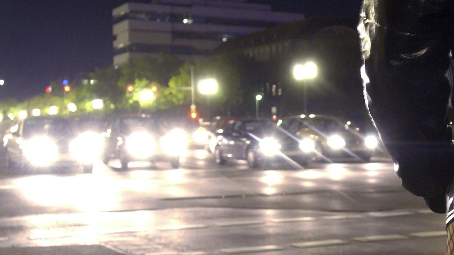 Die Prostituierte Nicki wartet am 7.5.2002 an der Straße des 17. Juni in Berlin auf ihre Kundschaft. Im Monat verdient sie ungefähr 4000 Euro - brutto wie netto. Denn als ihre offizielle berufliche Tätigkeit hat sie die Prostitution nicht angegeben. Seit dem 1. Januar 2002 ist dies aber möglich. Laut "Gesetz zur Regelung der Rechstverhältnisse von Prostituierten" ist Sex gegen Geld jetzt eine legale Dienstleistung.