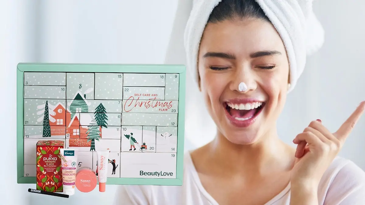 Frau mit BeautyLove-Adventskalender