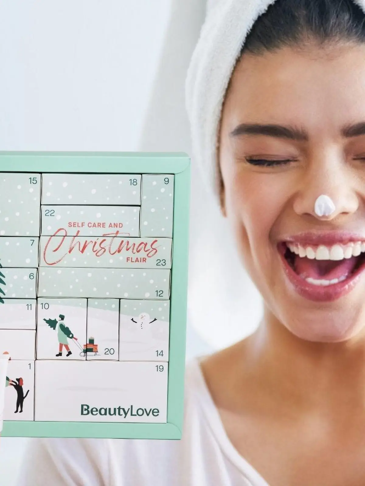 Frau mit BeautyLove-Adventskalender