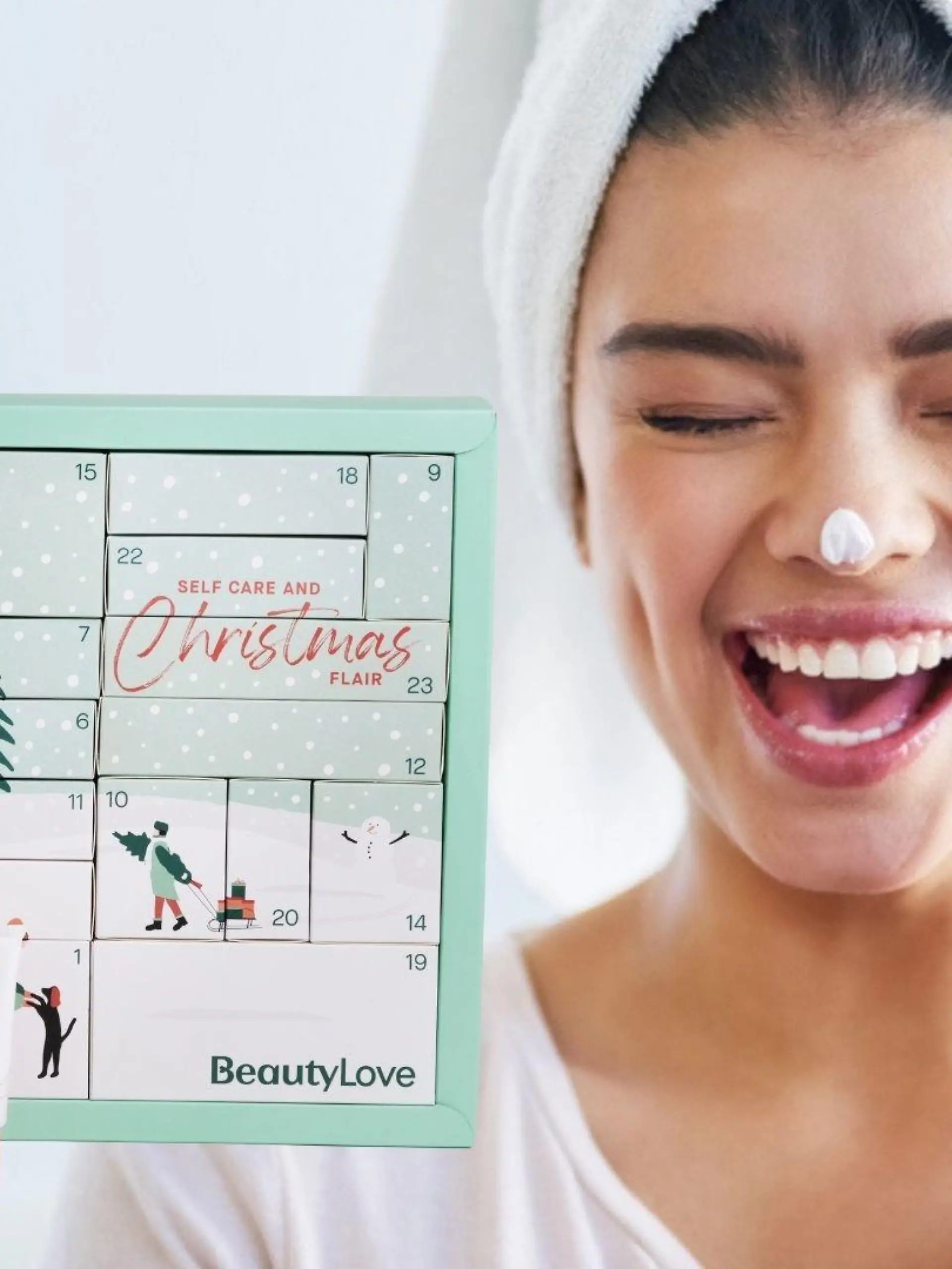 Frau mit BeautyLove-Adventskalender