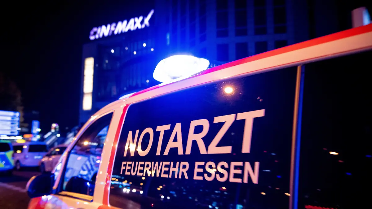  Pfefferspray im Kinosaal nach Streit - 17 Kinobesucher verletzt in Essen Essen, Berliner Platz *** Pepper spray in cinema room after quarrel 17 cinema visitors injured in Essen Essen, Berliner Platz Copyright: xGruberx