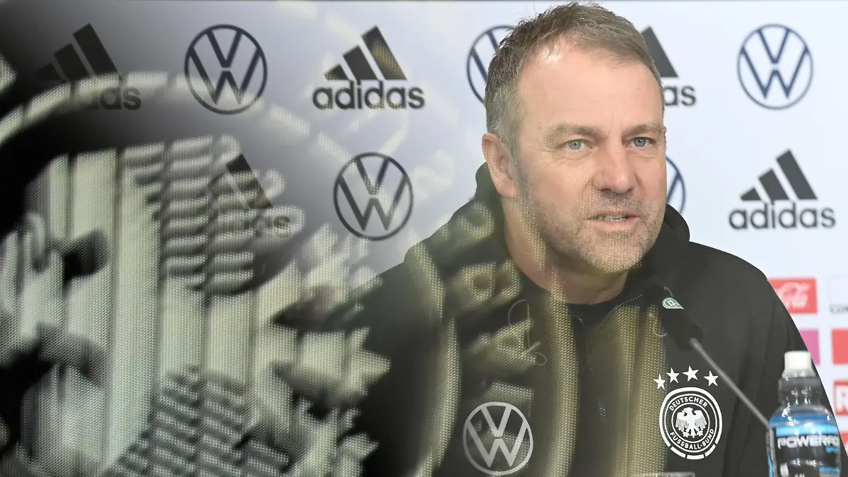 Fußball: Deutsche Nationalmannschaft, WM-Qualifikation, Pressekonferenz nach dem Abschlusstraining zum Spiel Armenien - Deutschland. Trainer Hansi Flick spricht. Dabei spiegelt sich das Logo des Deutschen Fußball-Bundes (DFB) in einem Glas.