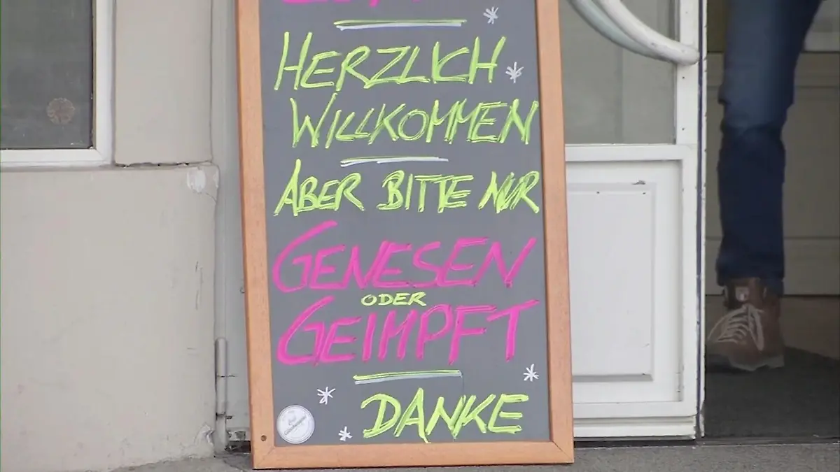 Ampel-Parteien planen schärfere Corona-Regeln Sieben-Tage-Inzidenz steigt erstmals über 300