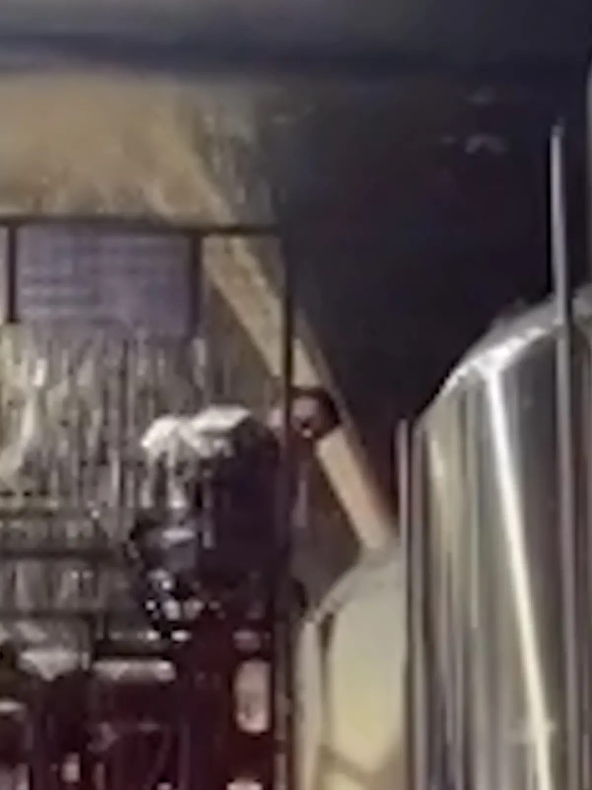 Eine meterhohe Bierfontäne regnet von einem Tank über einen Mitarbeiter auf einer Hebebühne.
