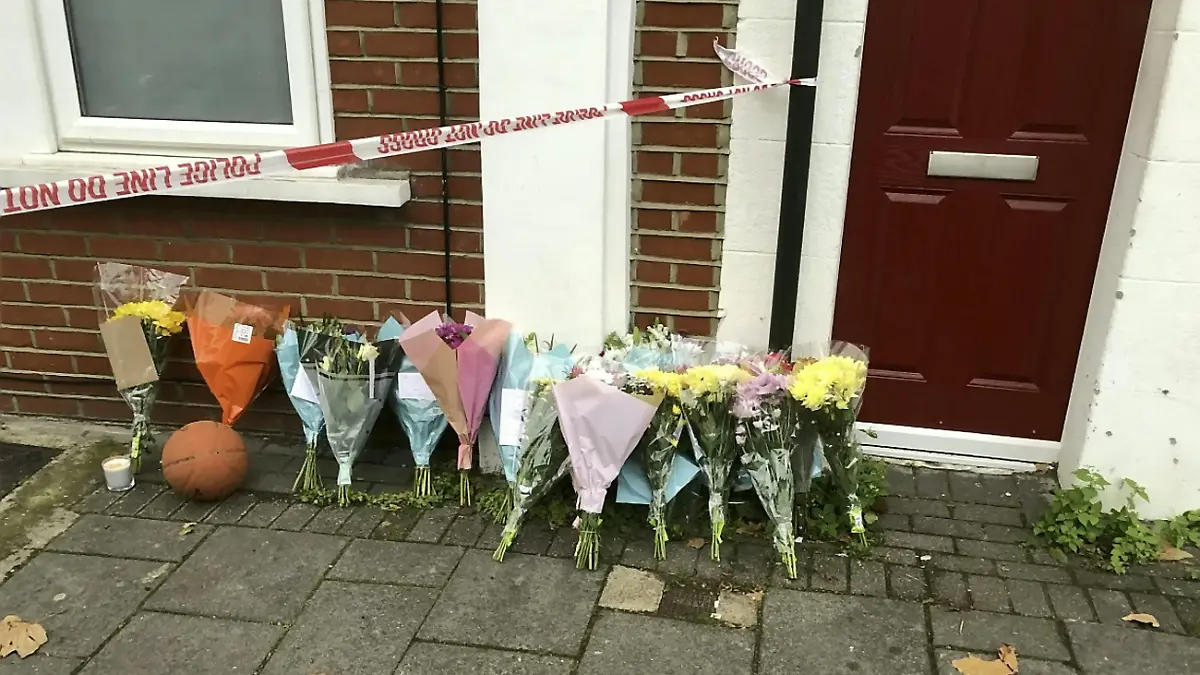 SONDERKONDITIONEN: Satzpreis!
Police and floral tributes at the murder scene in Brentford, west London, November 13, 2021.  An 82-year-old woman repeatedly stabbed during a knife frenzy in which a 20-year-old man was killed is a retired barmaid, according to horrified local residents.  SeeSWNS story SWNNfrenzy.  The pensioner, named locally as Betty Walsh, suffered multiple stab wounds when a man armed with a knife went on the rampage outside a kebab shop in Brentford, west London.  She was taken to hospital where she remains in a "serious" condition.  A 20-year-old man - who local residents said had stepped in to try and protect the pensioner - was pronounced dead shortly after police and paramedics arrived at the scene last night (FRIDAY).  A man in his 30s was arrested on suspicion of murder and attempted murder earlier today [SAT], and remains in police custody.  Local residents told of their concern for the pensioner who worked for several years in The Griffin pub in Brentford.  / action press