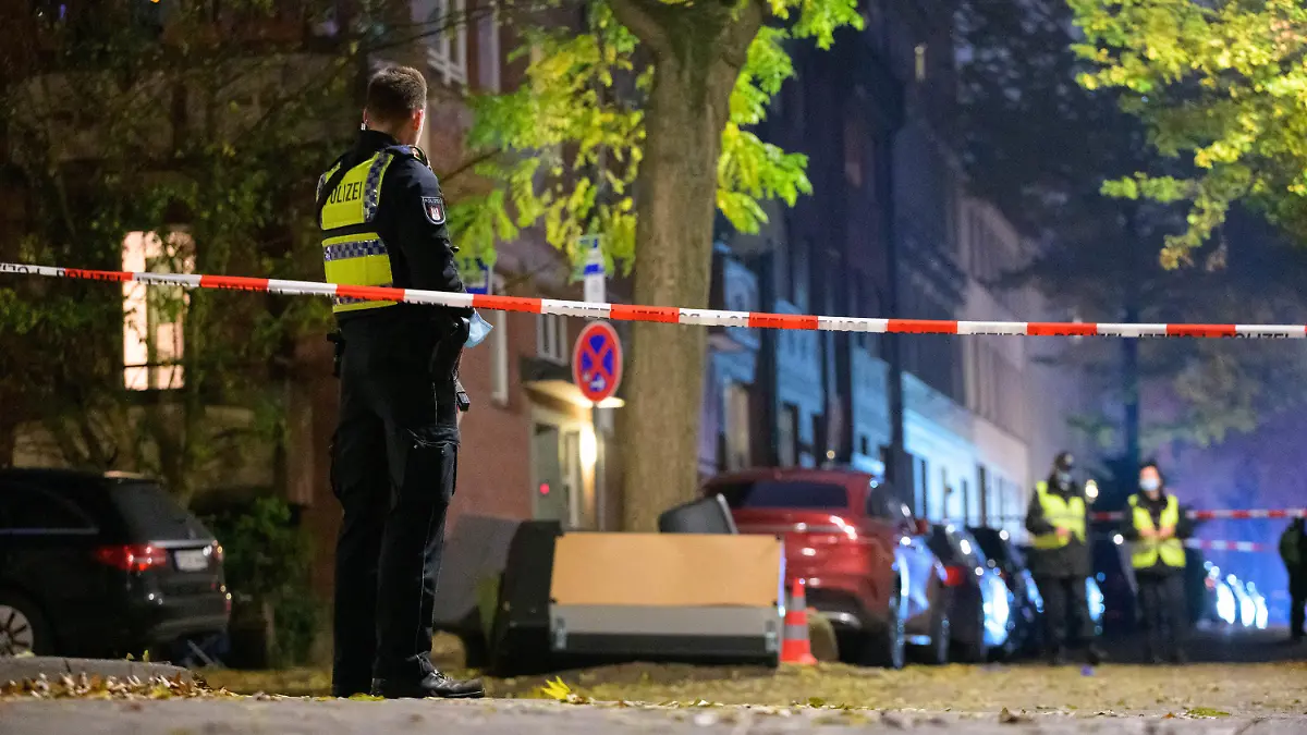 14.11.2021, Hamburg: Polizisten sichern einen abgesperrten Tatort. In Hamburg-Harburg sind am Sonntagnachmittag Schüsse gemeldet worden. Zwei Menschen seien möglicherweise verletzt, sagte ein Mitarbeiter beim Lagedienst der Polizei. Foto: Jonas Walzberg/dpa +++ dpa-Bildfunk +++