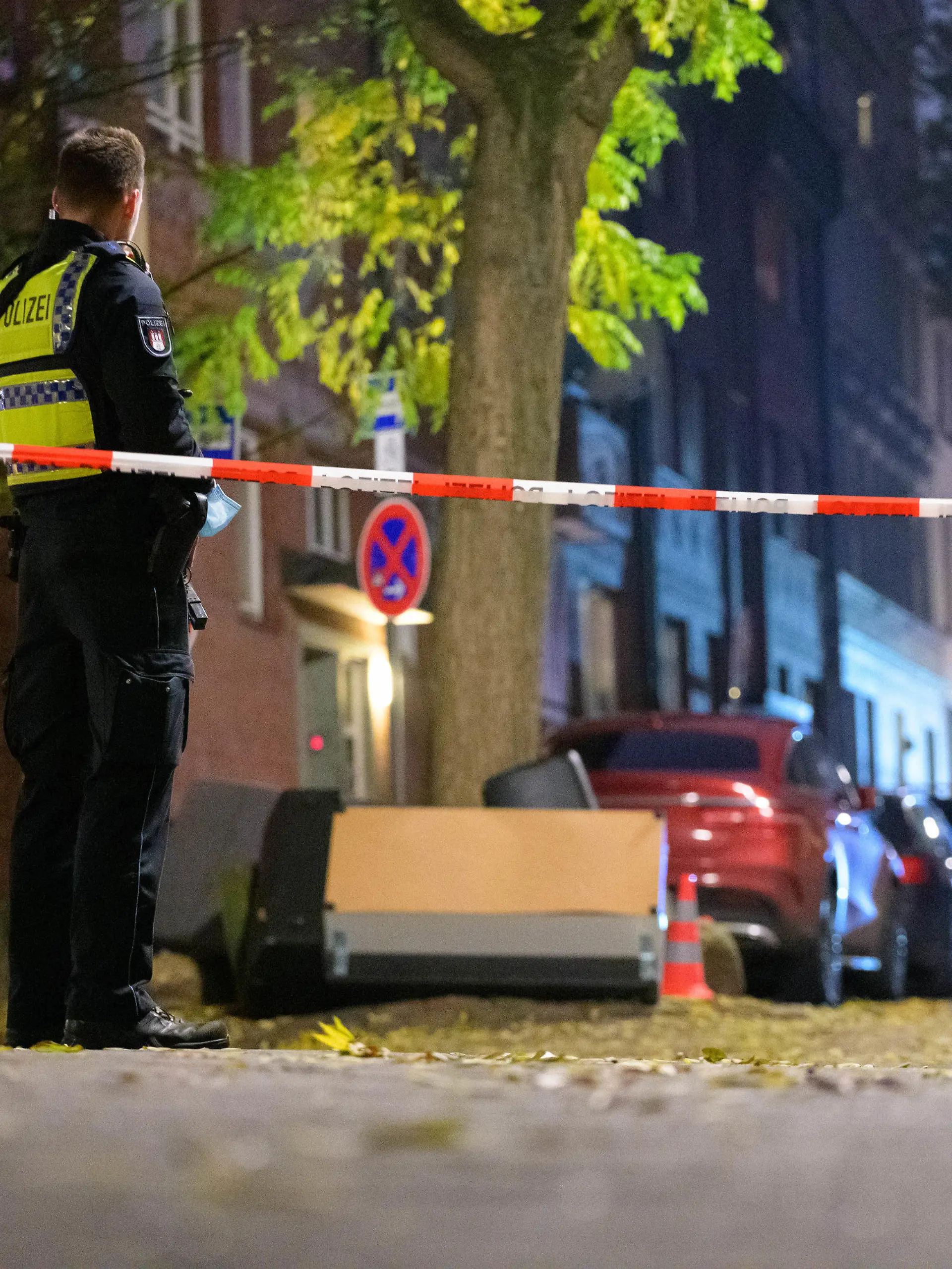 14.11.2021, Hamburg: Polizisten sichern einen abgesperrten Tatort. In Hamburg-Harburg sind am Sonntagnachmittag Schüsse gemeldet worden. Zwei Menschen seien möglicherweise verletzt, sagte ein Mitarbeiter beim Lagedienst der Polizei. Foto: Jonas Walzberg/dpa +++ dpa-Bildfunk +++