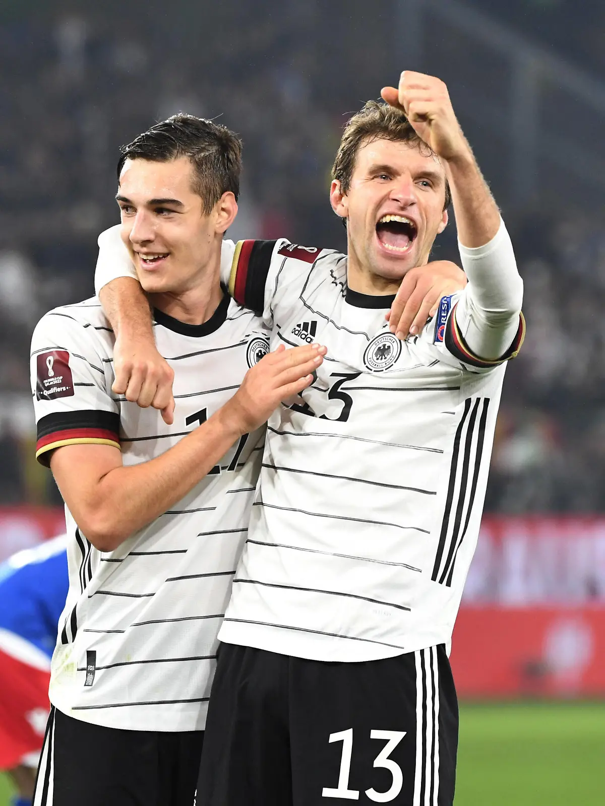  Fussball, Herren, Saison 2021/22, WM-Qualifikation Gruppe J, 9. Spieltag in Wolfsburg, Deutschland - Liechtenstein, v. l. Florian Neuhaus Deutschland, Thomas Müller Deutschland, Jubel nach Tor zum 8:0, 11.11. 2021, *** Football, men, 2021 22 season, World Cup qualifying group J, matchday 9 in Wolfsburg, Germany Liechtenstein, v l Florian Neuhaus Germany , Thomas Müller Germany , cheering after scoring 8 0, 11 11 2021, Copyright: xSebastianxRäppold/MatthiasxKochx