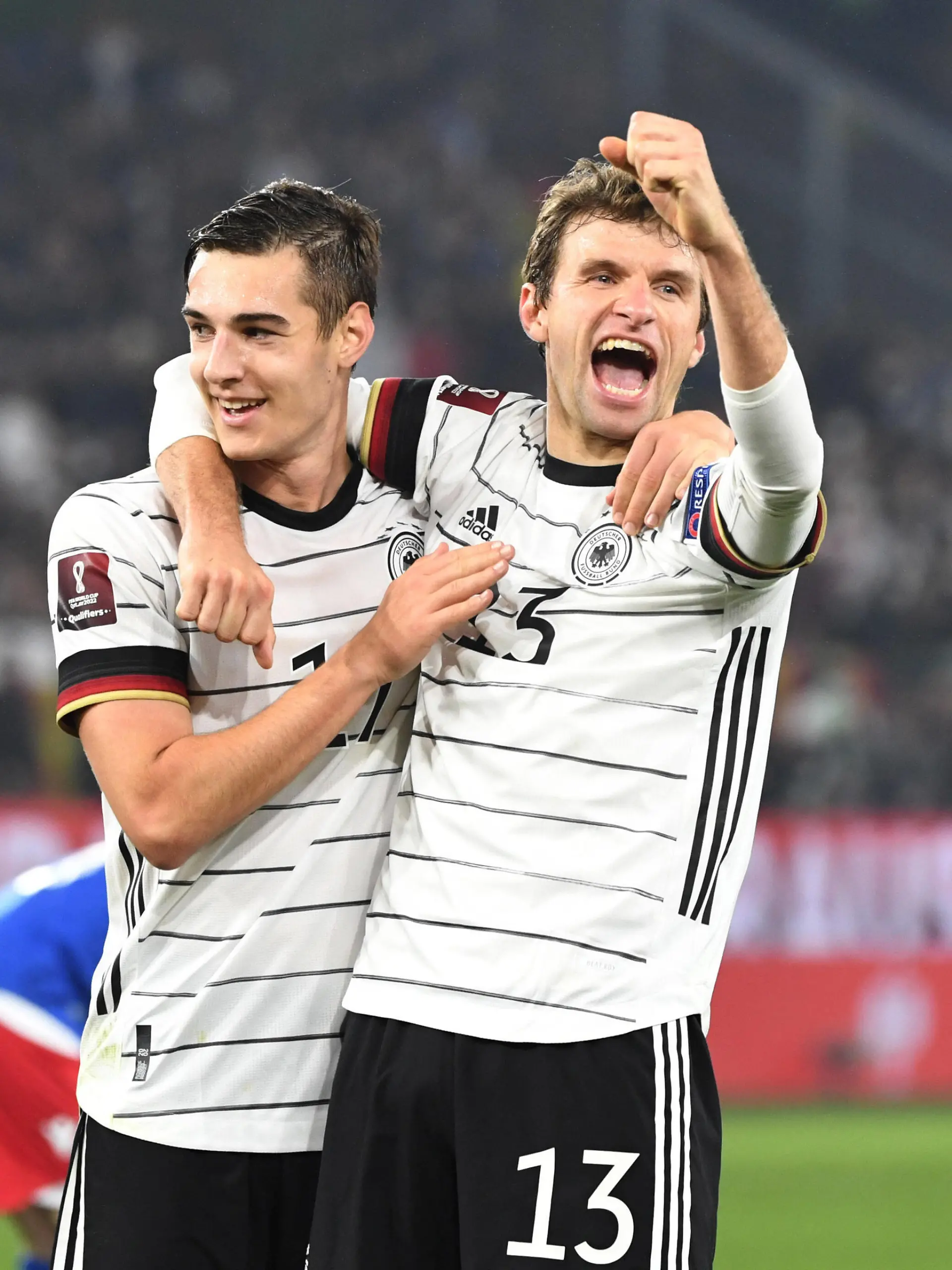  Fussball, Herren, Saison 2021/22, WM-Qualifikation Gruppe J, 9. Spieltag in Wolfsburg, Deutschland - Liechtenstein, v. l. Florian Neuhaus Deutschland, Thomas Müller Deutschland, Jubel nach Tor zum 8:0, 11.11. 2021, *** Football, men, 2021 22 season, World Cup qualifying group J, matchday 9 in Wolfsburg, Germany Liechtenstein, v l Florian Neuhaus Germany , Thomas Müller Germany , cheering after scoring 8 0, 11 11 2021, Copyright: xSebastianxRäppold/MatthiasxKochx