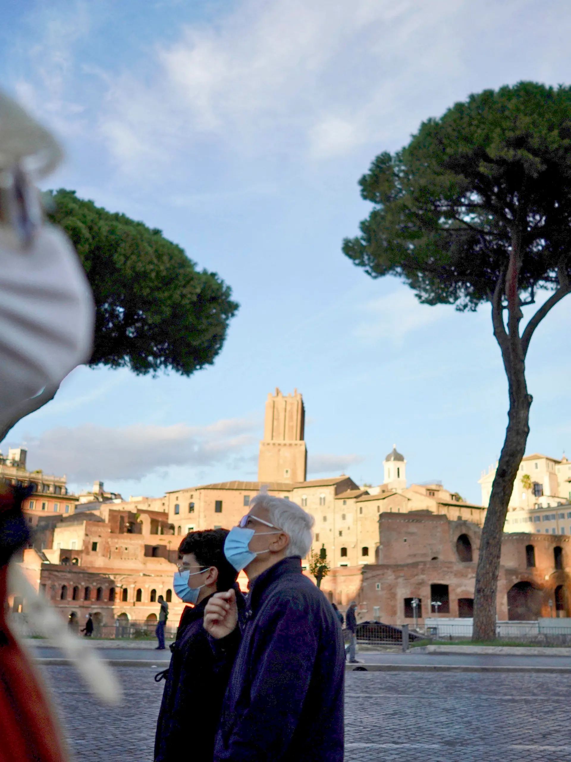 13.10.2020, Italien, Rom: Passanten mit Mund-Nasen-Bedeckungen spazieren in Rom. Italiens Regierung hat die Schutzmaßnahmen während der Corona-Pandemie weiter verschärft. Foto: Andrew Medichini/AP/dpa +++ dpa-Bildfunk +++