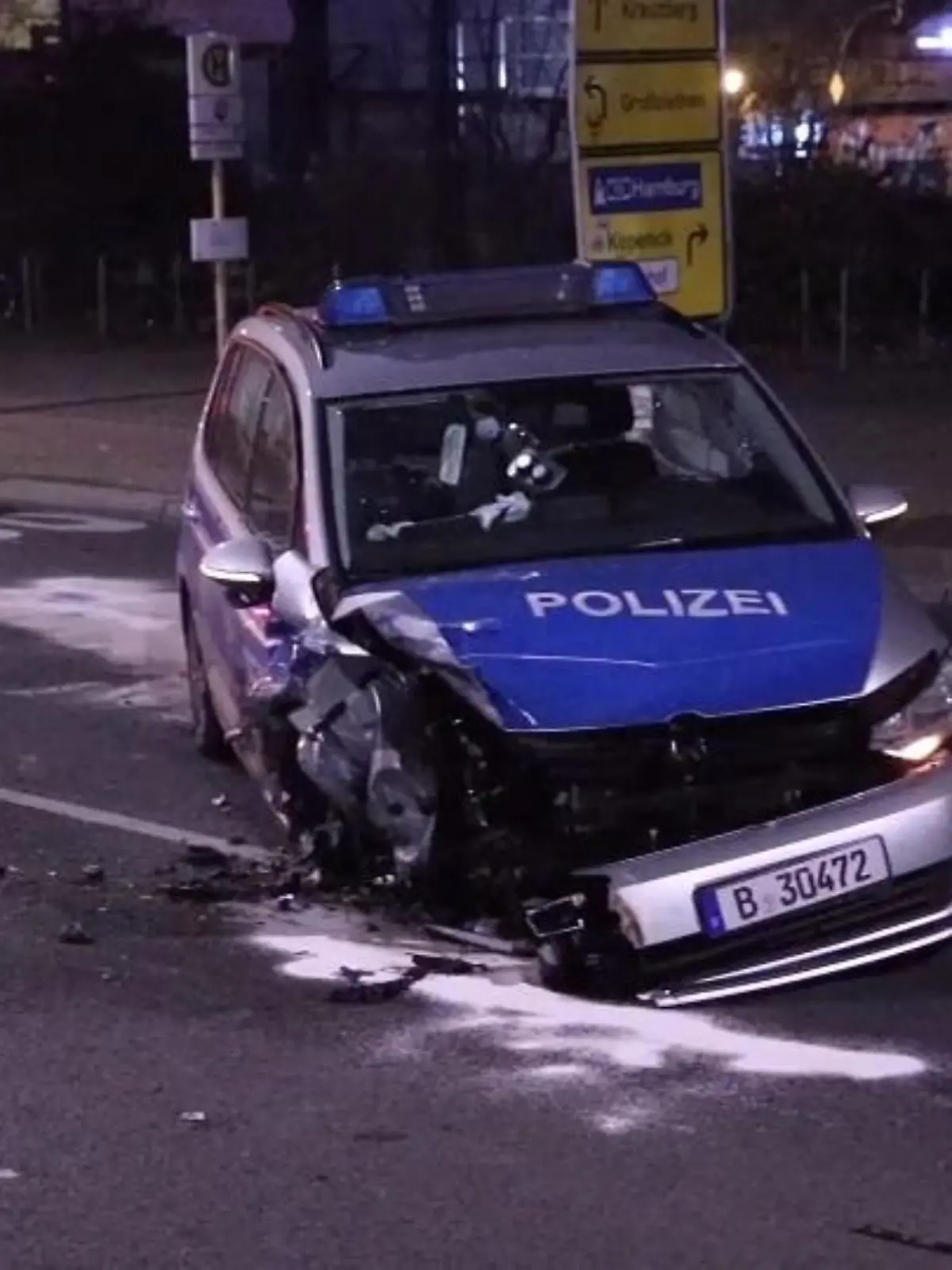 Mehrere Männer sollen einen Geldautomaten im Süden Berlins gesprengt und mit ihrem Fluchtauto einen Polizeiwagen gerammt haben. Bei dem Unfall wurden zwei Beamte leicht verletzt.