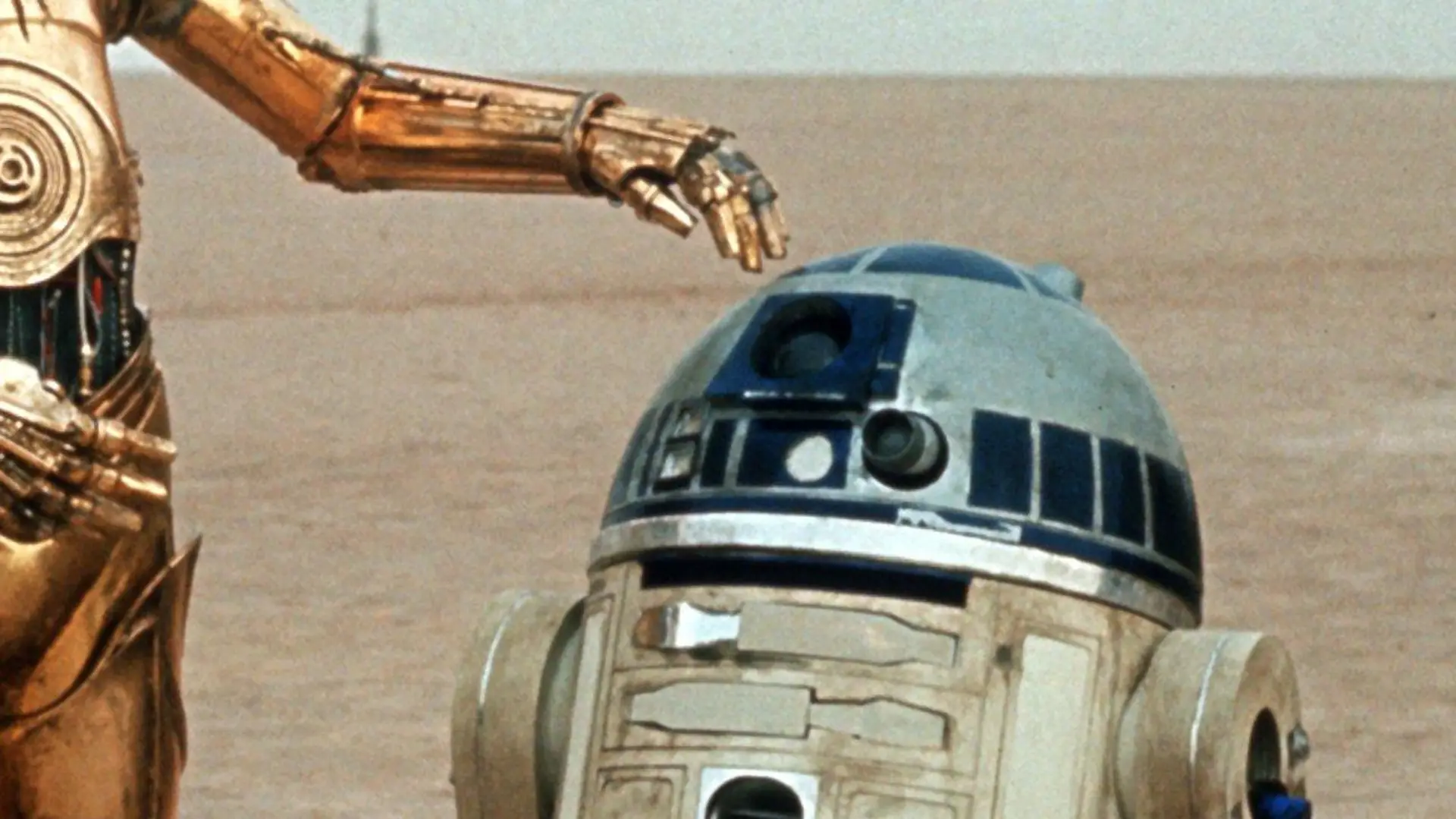 Die beiden Roboter C-3PO (l, Anthony Daniels) und R2-D2 (Kenny Baker) im zweiten Teil der "Star Wars"-Saga, "Das Imperium schlägt zurück" (Szenenfoto). 20 Jahre nach ihrem ersten Siegeszug kehrt die Weltraum-Trilogie von George Lucas nach technischer Generalüberholung - die damals schon innovativen Filme erhielten ein hypermodernes Sounddesign und zusätzliche Spezialeffekte - ins Kino zurück. Die Wiederaufführung des ersten Teils verlief überaus erfolgreich: "Krieg der Sterne" eroberte auf Anhieb die Spitze der deutschen Kinocharts. Starttermin von Teil zwei, "Das Imperium schlägt zurück", ist der 10.4.1997, "Die Rückkehr der Jedi-Ritter" ist ab dem 24.4. zu sehen.