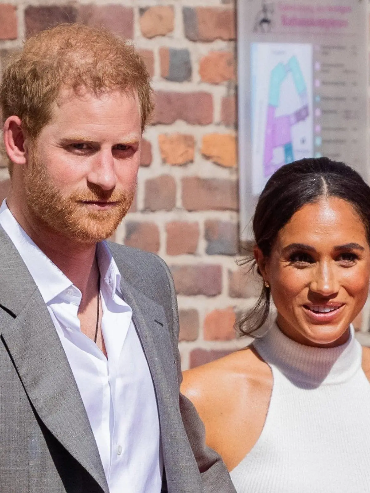 ARCHIV - 06.09.2022, Nordrhein-Westfalen, Düsseldorf: Der britische Prinz Harry, Herzog von Sussex, und seine Frau Meghan, Herzogin von Sussex, kommen aus dem Rathaus. Der Prinz und seine Frau kamen damals nach Düsseldorf, um für die «Invictus Games» 2023 zu werben, die von Prinz Harry mit ins Leben gerufen wurden. Das Streaming-Portal Netflix will am 08.12.2022 die ersten drei Folgen seiner mit Spannung erwarteten Doku-Serie «Harry & Meghan» veröffentlichen. (zu dpa «Eskalation in sechs Teilen: Harrys und Meghans Netflix-Doku läuft an») Foto: Rolf Vennenbernd/dpa +++ dpa-Bildfunk +++
