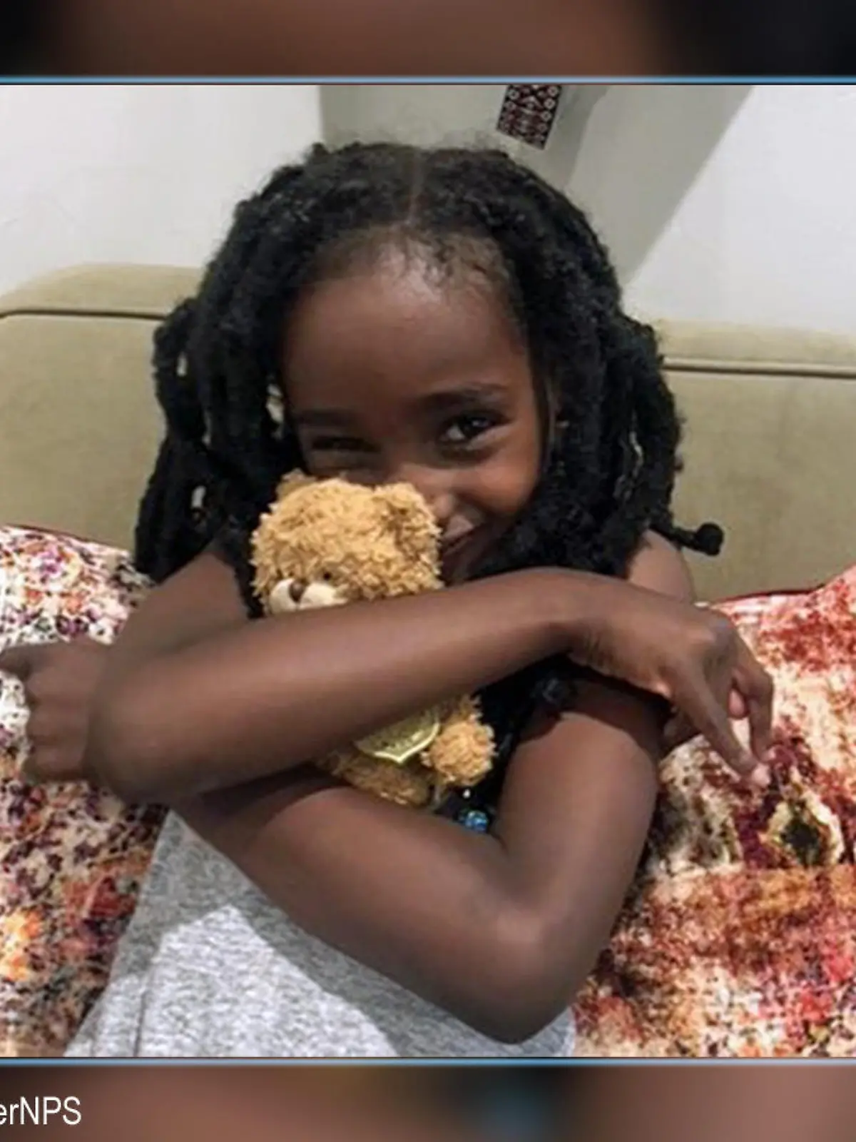 Naomi hält ihren Teddy im Arm