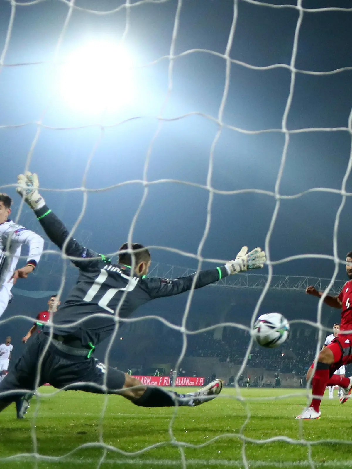 14.11.2021, Armenien, Eriwan: Fußball, WM-Qualifikation Europa, Armenien - Deutschland, Gruppenphase, Gruppe J, 10. Spieltag im Wasken Sarkissjan Republikanisches Stadion. Deutschlands Kai Havertz (l) erzielt gegen Armeniens Torwart Stanislav Buchnev das Tor zum 1:0. Foto: Christian Charisius/dpa +++ dpa-Bildfunk +++