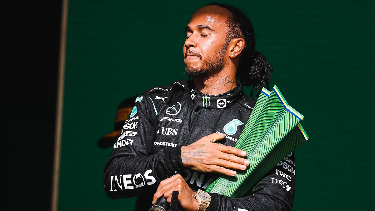 Formula 1 2021: Brazilian GP AUToDROMO JOS CARLOS PACE, BRAZIL - NOVEMBER 14: Sir Lewis Hamilton, Mercedes, 1st position, with his trophy during the Brazilian GP at Autodromo Jos Carlos Pace on Sunday November 14, 2021 in Sao Paulo, Brazil. Photo by Zak Mauger / LAT Images Images PUBLICATIONxINxGERxSUIxAUTxHUNxONLY GP2119_195301_56I6603