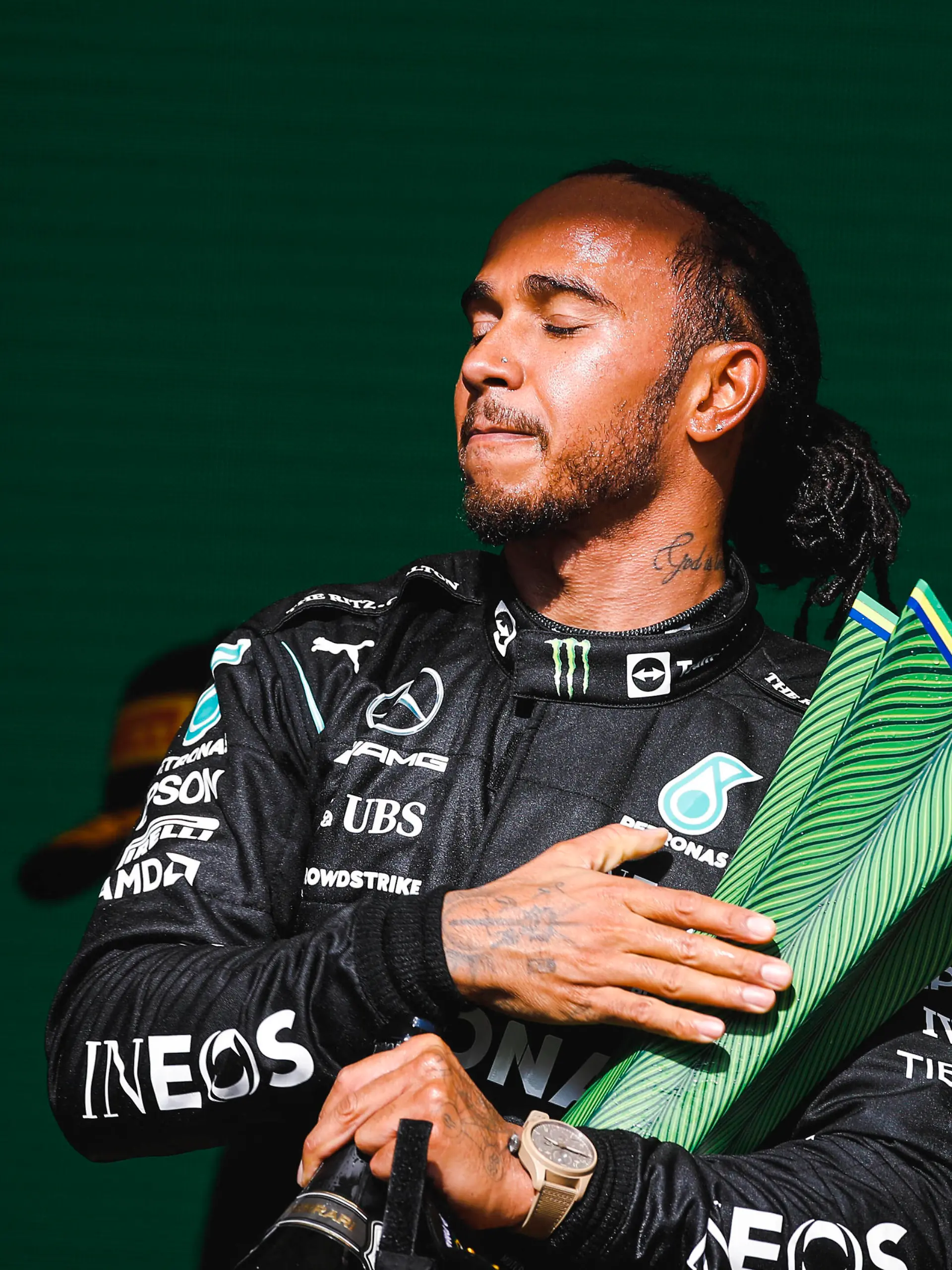  Formula 1 2021: Brazilian GP AUToDROMO JOS CARLOS PACE, BRAZIL - NOVEMBER 14: Sir Lewis Hamilton, Mercedes, 1st position, with his trophy during the Brazilian GP at Autodromo Jos Carlos Pace on Sunday November 14, 2021 in Sao Paulo, Brazil. Photo by Zak Mauger / LAT Images Images PUBLICATIONxINxGERxSUIxAUTxHUNxONLY GP2119_195301_56I6603