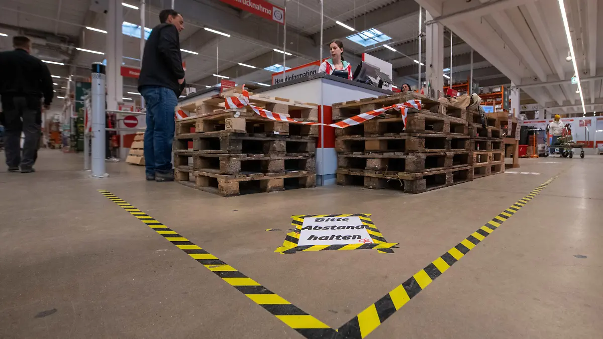 21.03.2020, Baden-Württemberg, Ulm: In einem Baumarkt werden Kunden mit Markierungen und Paletten auf Abstand gehalten. Wegen der Ausgangsbeschränkungen im benachbarten Bayern müssen dort die Bau- und Gartenmärkte geschlossen bleiben. Foto: Stefan Puchner/dpa +++ dpa-Bildfunk +++