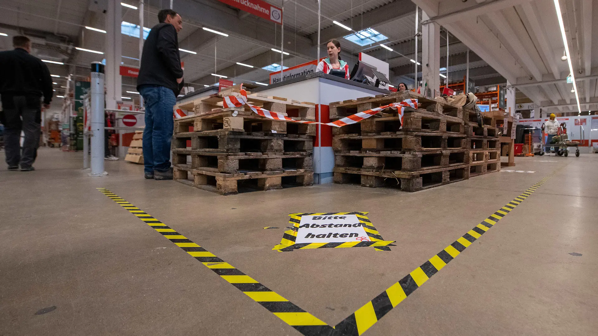 21.03.2020, Baden-Württemberg, Ulm: In einem Baumarkt werden Kunden mit Markierungen und Paletten auf Abstand gehalten. Wegen der Ausgangsbeschränkungen im benachbarten Bayern müssen dort die Bau- und Gartenmärkte geschlossen bleiben. Foto: Stefan Puchner/dpa +++ dpa-Bildfunk +++
