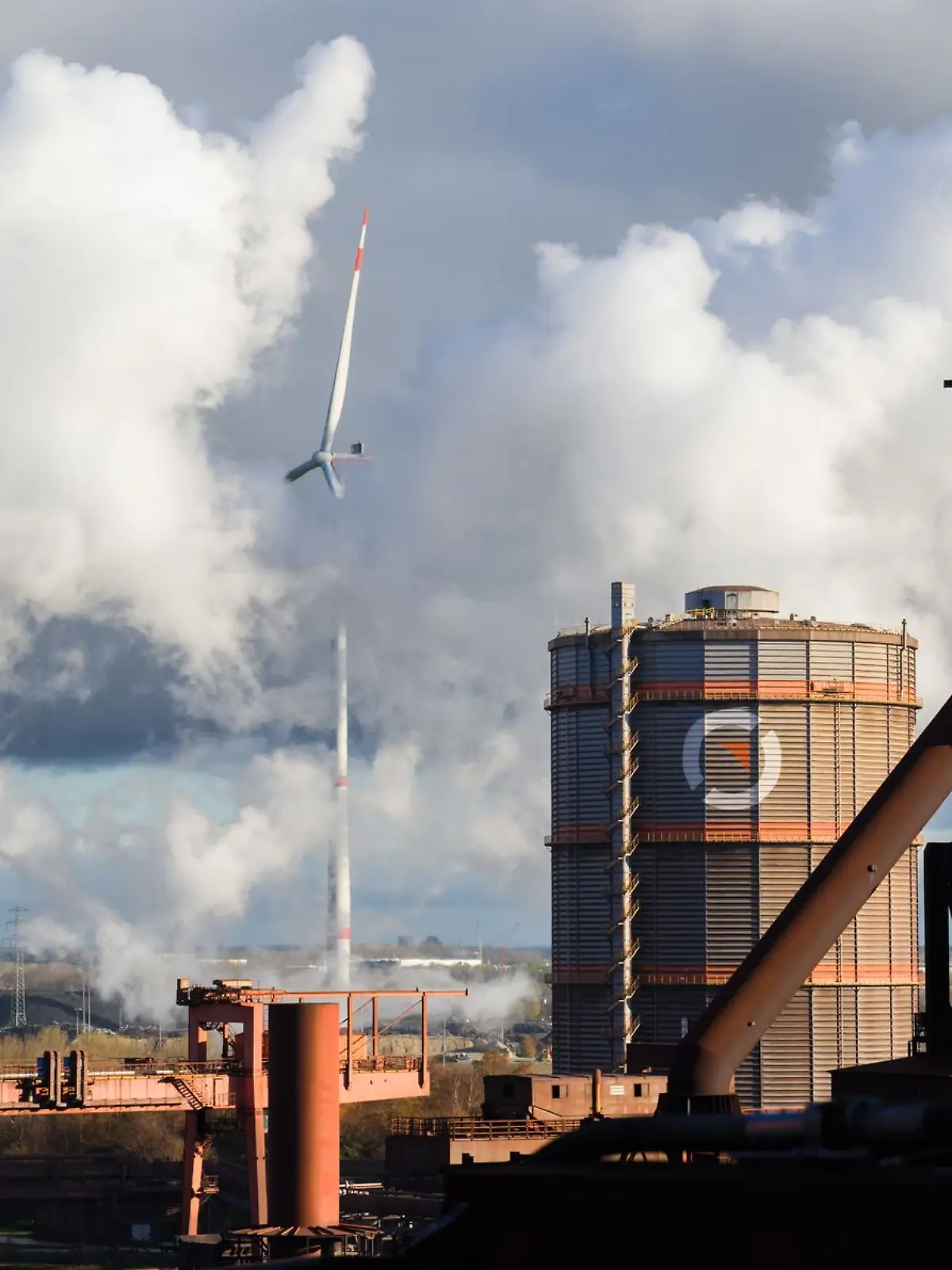 Bild zu: "Flugzeug stürzt auf Werksgelände in Salzgitter"