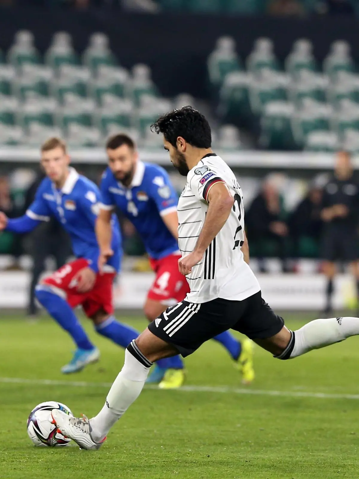  11.11..2021, Fussball WM-Qualifikation 2021/22 Gruppe J, Deutschland - Lichtenstein, in der Volkswagen Arena Wolfsburg. Ilkay Gündogan Deutschland Elfmeter-Torschuss zum 1:0 ***DFL and DFB regulations prohibit any use of photographs as image sequences and/or quasi-video.*** *** 11 11 2021, Football World Cup Qualification 2021 22 Group J, Germany Lichtenstein, at Volkswagen Arena Wolfsburg Ilkay Gündogan Germany penalty goal to 1 0 DFL and DFB regulations prohibit any use of photographs as image sequences and or quasi video