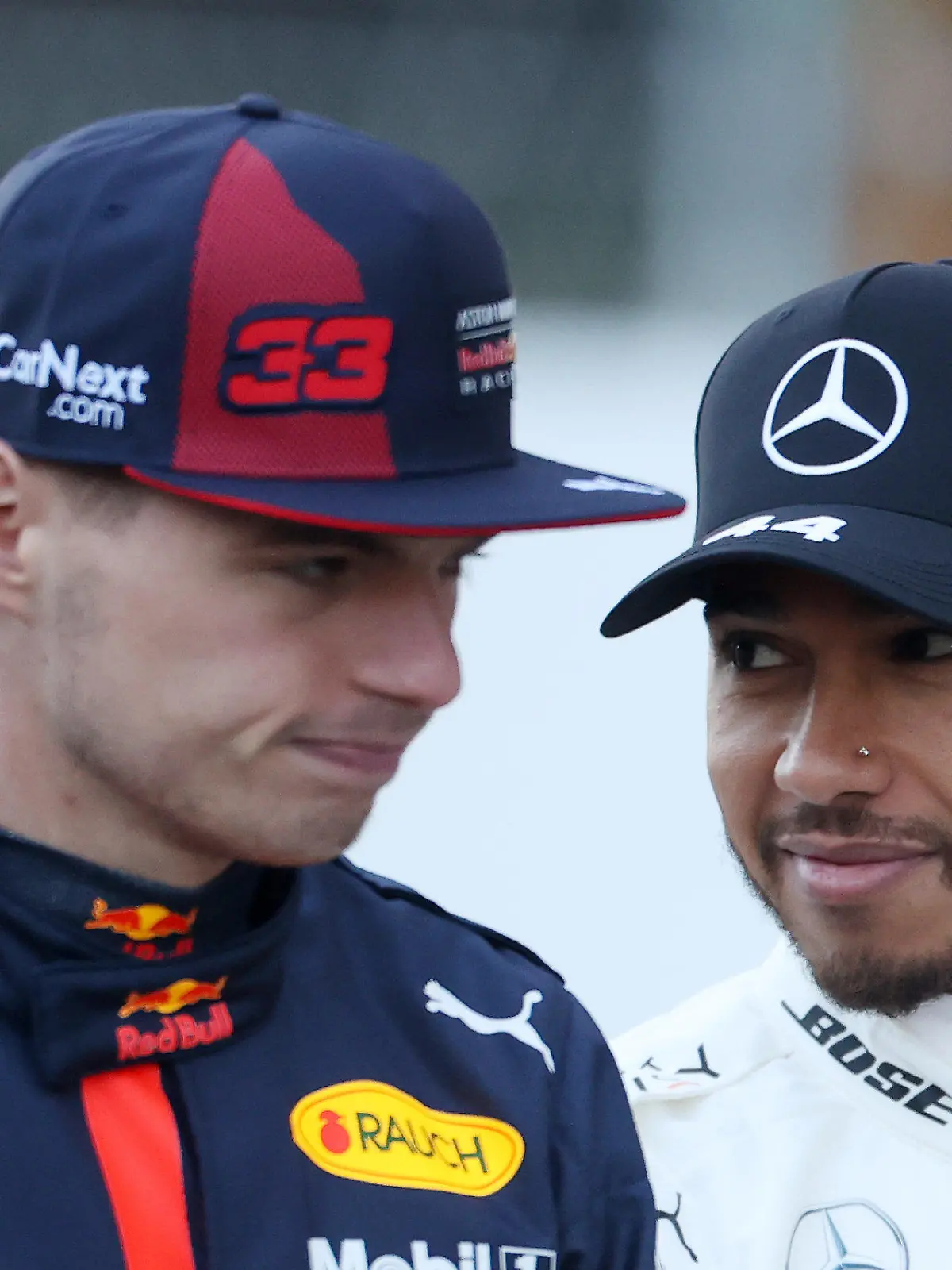 ARCHIV - 19.02.2020, Spanien, Barcelona: Formel 1, Testfahrt: Lewis Hamilton (r) aus Großbritannien vom Team Mercedes AMG Petronas und Max Verstappen aus den Niederlanden vom Red Bull (damals noch Red Bull/Aston Martin) sprechen zusammen auf dem Circuit de Catalunya. Im WM-Duell zwischen Max Verstappen und Lewis Hamilton legt die Formel 1 einen letzten Sprint in Brasilien ein. (Zu dpa "Verstappen und Hamilton im Formel-1-Sprintduell") Foto: David Davies/PA Wire/dpa +++ dpa-Bildfunk +++