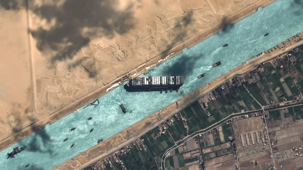HANDOUT - 29.03.2021, Ägypten, Suez: Das auf Grund gelaufene Containerschiff «Ever Given» blockiert den Suezkanal. Jetzt ist der Schifffahrtskanal wieder frei. Die «Ever Given» wurde am Nachmittag wieder vollständig flottgemacht, wie das Bergungsunternehmen Boskalis mitteilte. Foto: -/European Space Imaging/dpa - ACHTUNG: Nur zur redaktionellen Verwendung und nur mit vollständiger Nennung des vorstehenden Credits +++ dpa-Bildfunk +++
