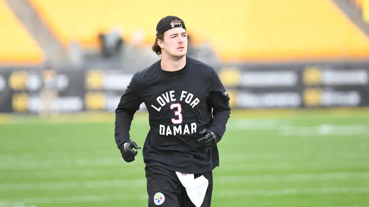 January 8, 2023, Pittsburgh, Pennsylvania, USA: Pittsburgh Steelers quarterback Kenny Pickett 8 wearing a Love For Damar shirt during warmups at Pittsburgh Steelers vs Cleveland Browns in Pittsburgh. Pittsburgh USA - ZUMAb241 20230108_zsa_b241_006 Copyright: xJakexMysliwczykx/xBmrxMediax