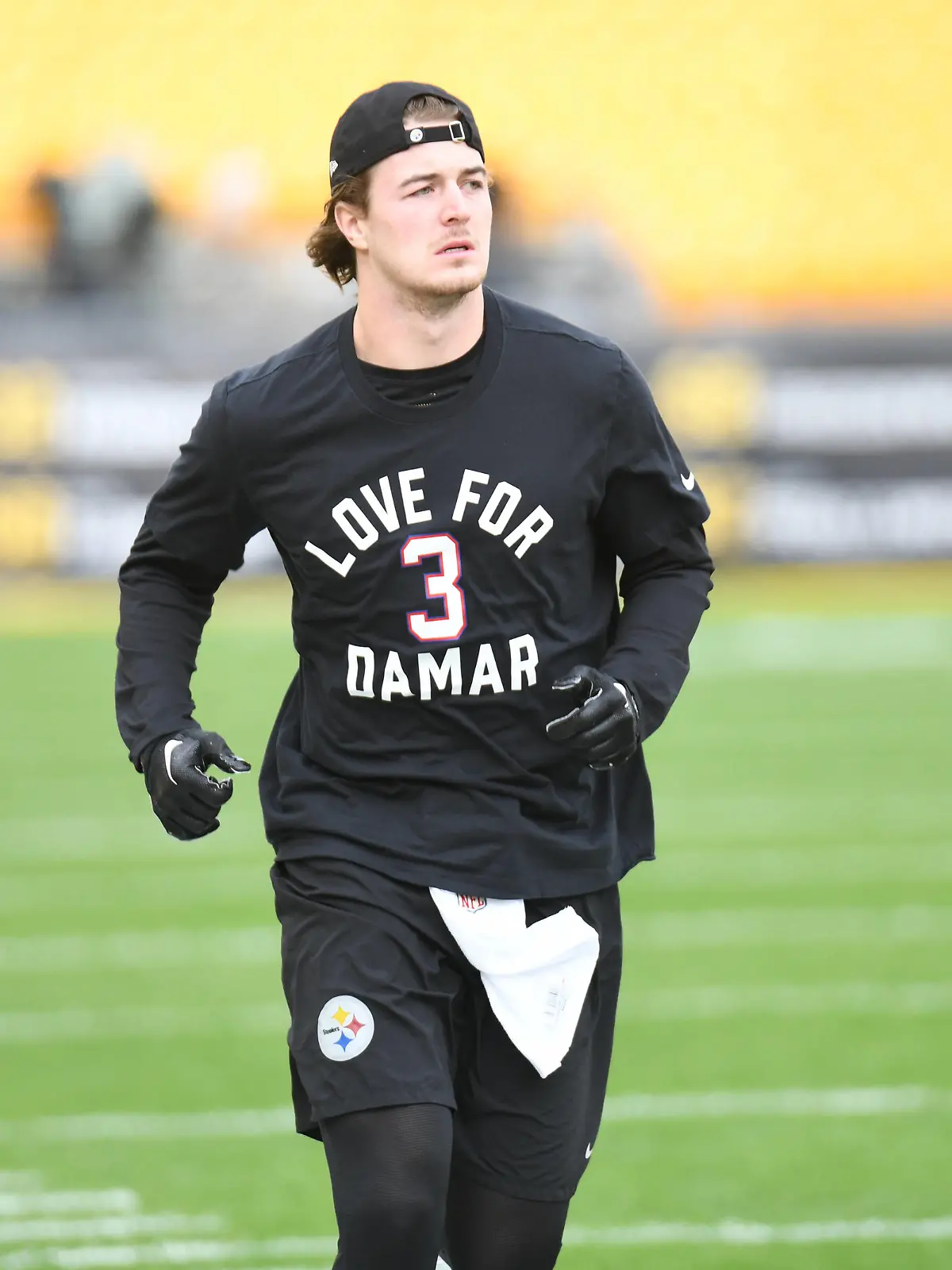 January 8, 2023, Pittsburgh, Pennsylvania, USA: Pittsburgh Steelers quarterback Kenny Pickett 8 wearing a Love For Damar shirt during warmups at Pittsburgh Steelers vs Cleveland Browns in Pittsburgh. Pittsburgh USA - ZUMAb241 20230108_zsa_b241_006 Copyright: xJakexMysliwczykx/xBmrxMediax
