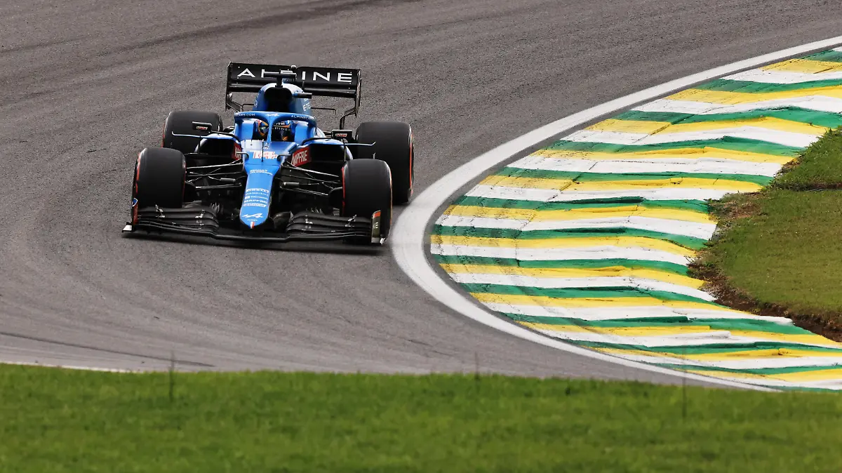 SAO PAULO, BRAZIL - NOVEMBER 12: Fernando Alonso of Spain driving the (14) Alpine A521 Renault during qualifying ahead of the F1 Grand Prix of Brazil at Autodromo Jose Carlos Pace on November 12, 2021 in Sao Paulo, Brazil. (Photo by Buda Mendes/Getty Images)