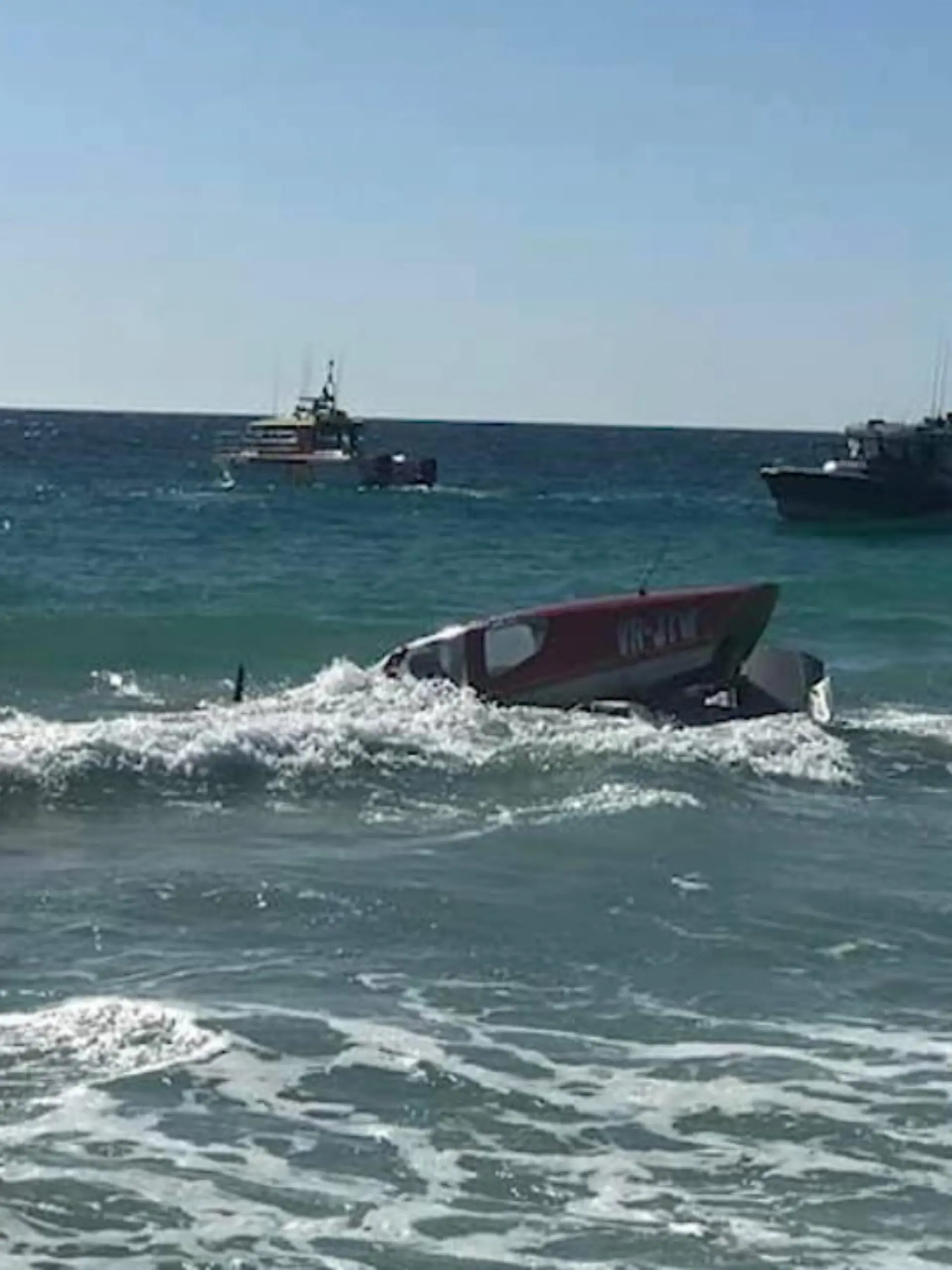 Bemerkenswerter Flugzeugabsturz am City Beach in Perth. Ein Pilot und sein Passagier sind nach einem Triebwerksproblem mit ihrem Kleinflugzeug ins Wasser gestürzt. Scheinbar ohne große Verletzungen schwammen die beiden Insassen anschließend etwa 20 Meter bis zum Ufer. Das schnelle Handeln des Piloten hat wahrscheinlich mehrere Menschenleben gerettet.