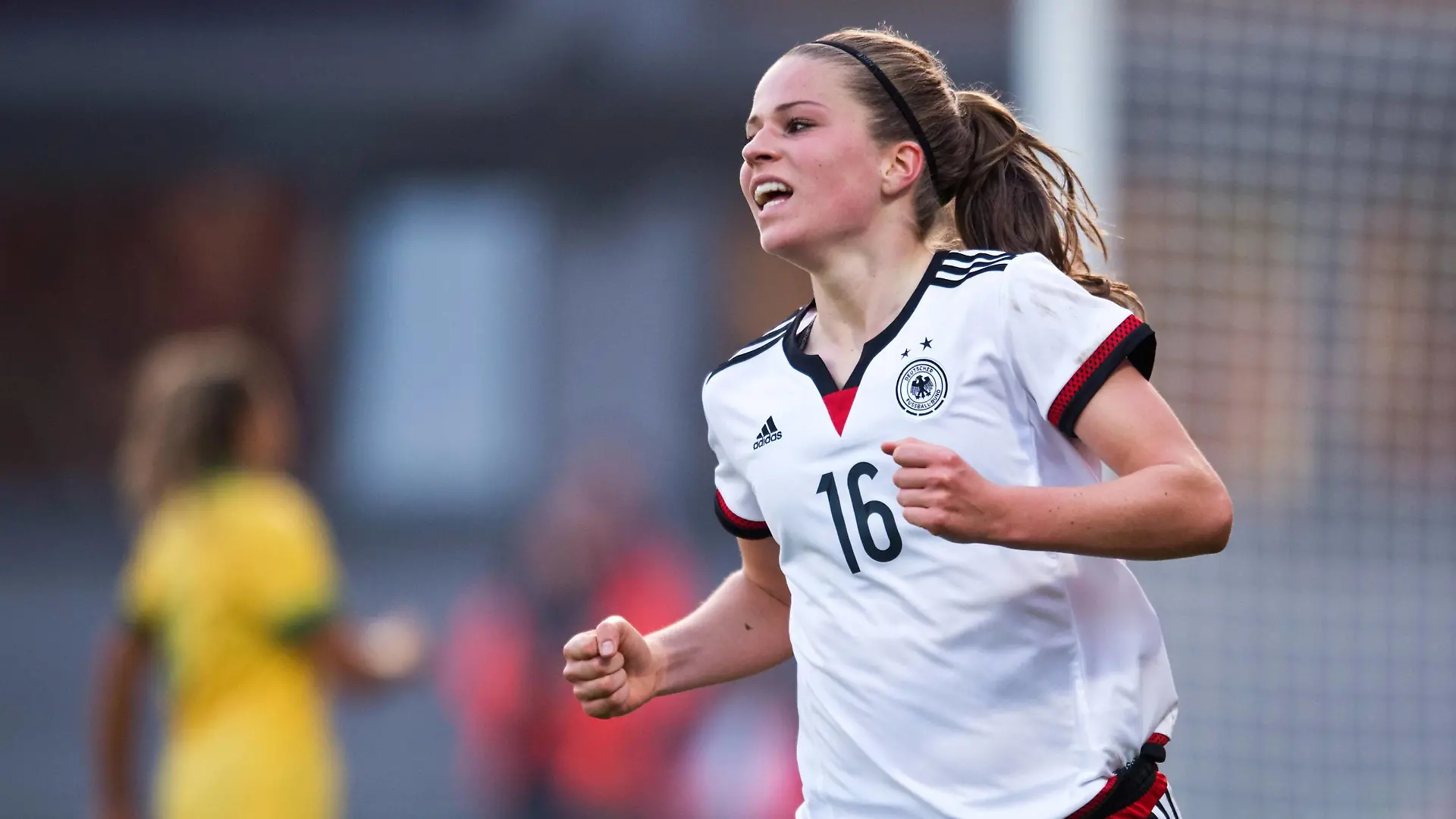 Freude nach dem Tor zum 3-0: Torschuetzin Melanie LEUPOLZ (GER) jubelt. Fussball Frauen Laenderspiel: Deutschland - Brasilien in Fuerth, Deutschland am 08.04.2015,
happiness After the goal to 3 0 Scorer Melanie Leupolz ger cheering Football Women Country game Germany Brazil in Germany at 08 04 2015