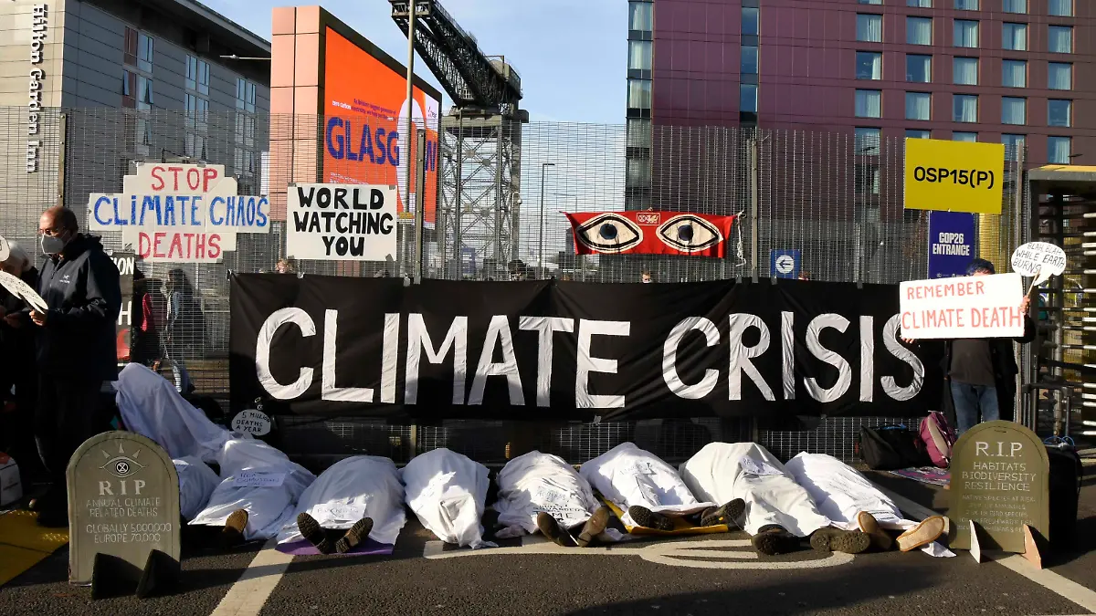  November 11, 2021, Glasgow, Scotland, United Kingdom: On remembrance day climate activists gathered outside the entrance to COP26 climate summit in Glasgow to remember all those who have died due to the effects of climate change. Glasgow United Kingdom - ZUMAr169 20211111_zip_r169_003 Copyright: xRodxHarbinsonx